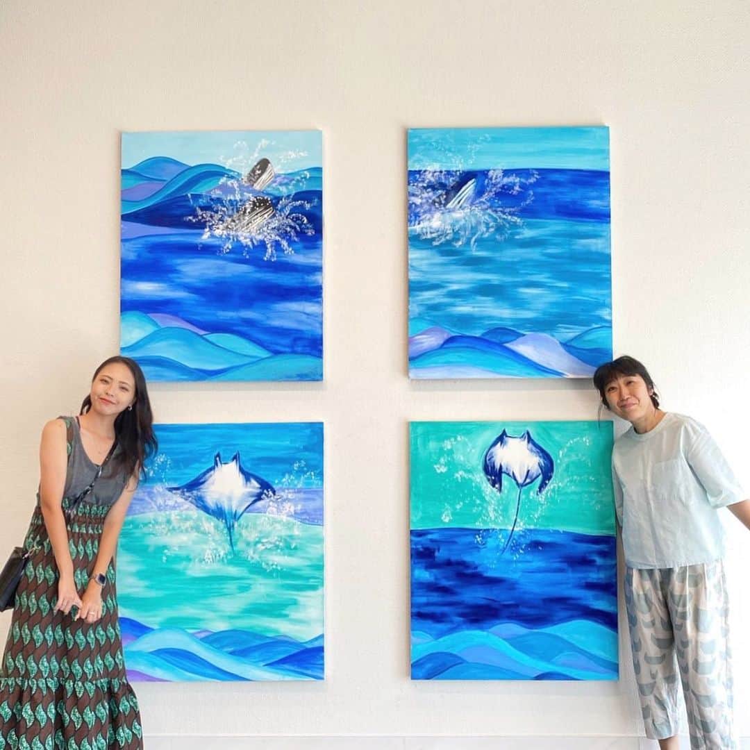 武藤千春のインスタグラム：「東京・青山のスパイラルで開催中 大宮エリーさん @ellie_omiya の展覧会 「海はたのしい気持ちをくれる」展 Love from the Sea 観に行ってきました。  お久しぶりのエリーさんにも会えて、 展示のこと、絵のこと、 詳しく教えてもらったりなんかもして。  相変わらずパタパタとお忙しそうに あっちへこっちへと駆け回るエリーさん。 枠を決めずに色んなことに取り組む姿を見て わたしももっと頑張ろうっと いつもパワーをたくさんいただきます。  7/31までやってるそうです。ぜひに〜！」