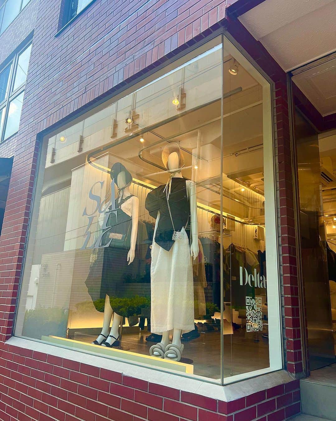 鈴本美愉のインスタグラム：「最近 1.ずっと行きたかったお洋服屋さん❤️‍🔥  @boutique_delta   2.Muléau Marketの準備🛒 この袋に入れて商品をお渡しします‼︎  3...🤫🤫  4.星空🌌  5.からあげくん やっぱりノーマルが一番  6.初めて食べた蕎麦がき  7.エビだらけBBQ  8.花火〜🎆」