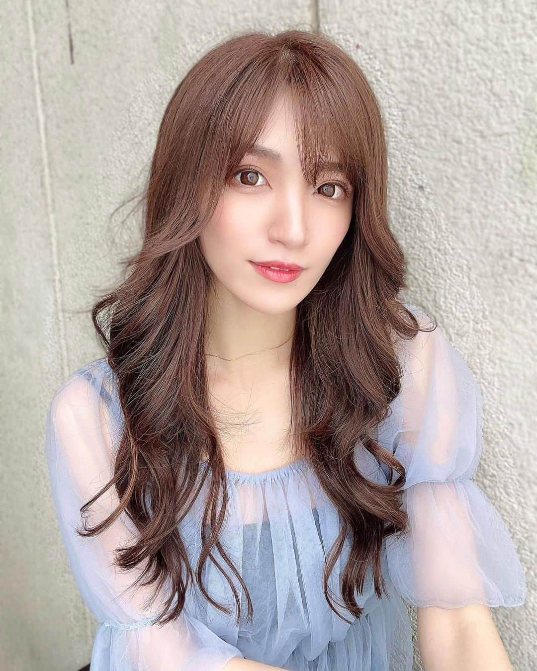 白瀬由莉のインスタグラム：「エクステつけた🫶🏻 こないだあげたビフォーアフターリール見てくれた？😚♡ 髪質めっちゃいいし地毛となじんで 違和感ないのすご🥹  15センチぐらい長いと 雰囲気めっちゃ変わるね！ でも実際は意外と気づかれない🤣  @reflet_shinjuku  でつけてもらった！thx♡ プルエクステはつけてるとこめっちゃ小さいのにとれない😳 このままカラーもできちゃうみたいなので しばらくロングをたのしみます🫶🏻 @pullexte_official   このトップスの色と透け感お気に入り🫶🏻 @ambientofficial  デニムと合わせて甘すぎないコーデが🙆‍♀️ オフショルでも着れるよ💎  明日も素敵な1日を☺️🌈  🌷🧚🏻‍♀️🌻  #AMBIENT #アンビエント」
