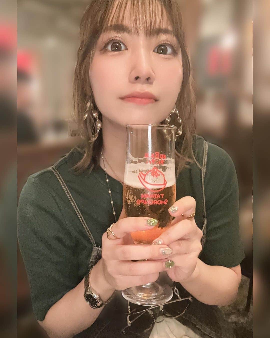 なつきのインスタグラム：「. ビアガーデン行く気満々だったのに熱気にやられた瞬間諦めて、涼しい場所でビール飲む女👩 . #シティーグループ #ニュークラ #ベルベ #鈴鐘 #クラブベルべ #クラブ鈴鐘 #ホステス #キャバ嬢 #すすきのキャバクラ #すすきのホステス #ショートカット女子 #酒好き」