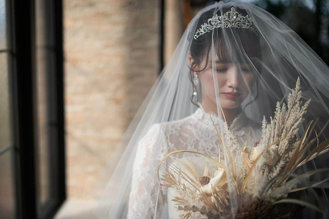 KIYOMIZU京都東山 公式さんのインスタグラム写真 - (KIYOMIZU京都東山 公式Instagram)「. ロングスリーブのウェディングドレスは 上品さを演出👰  ハイネック・ティアラでさらにクラシカルな印象に✨  ----------------------  @kiyomizu_kyoto_higashiyama をフォローし 【#kiyomizu京都東山】で検索してくださいね❖  #スタイルズ花嫁 #KIYOMIZU京都東山 #KIYOMIZU花嫁 #ブライダルハウスtutu #シェアーズヘアメイク #京都花嫁 #京都結婚式 #京都婚  #京都結婚式場 #卒花嫁 #プレ花嫁 #結婚式レポ #前撮り #前撮りレポ #ウェディングフォト #フォトウェディング #ウェディングドレス #花嫁コーデ #チャペル #チャペルフォト #ロングスリーブドレス」7月26日 19時41分 - kiyomizu_kyoto_higashiyama