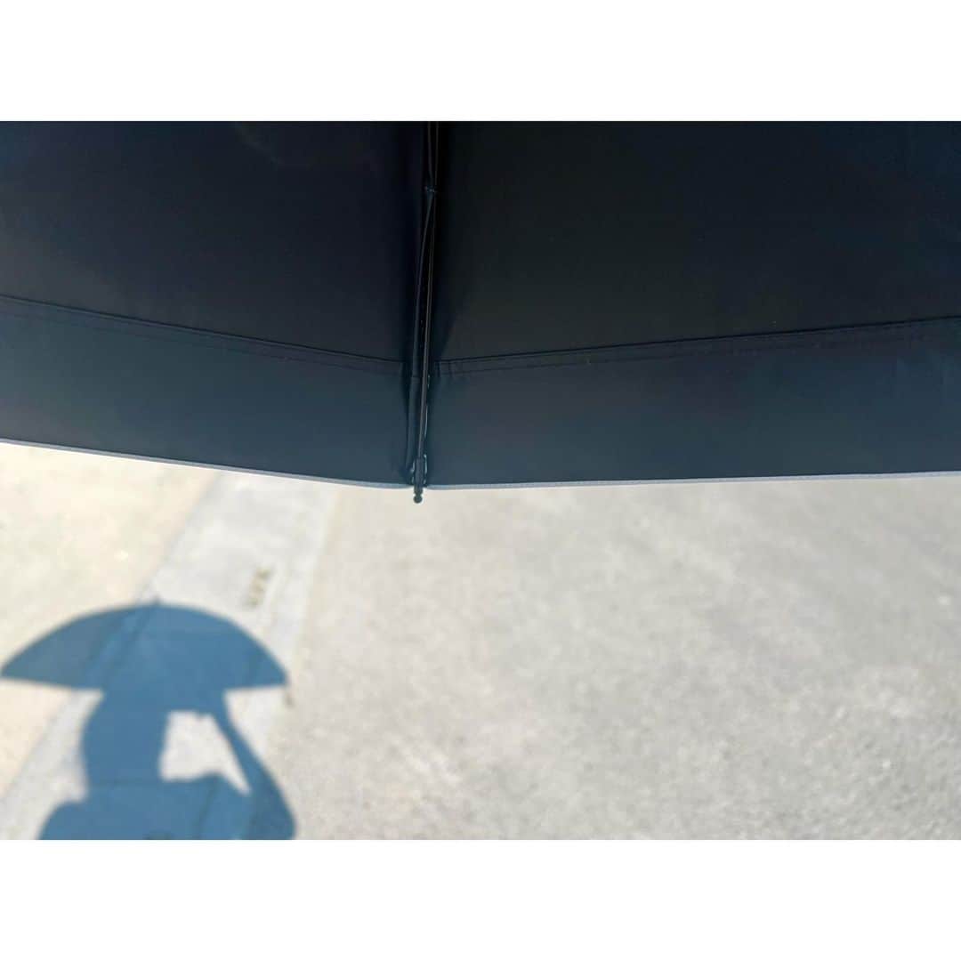 高木沙織さんのインスタグラム写真 - (高木沙織Instagram)「☀️☂️ * 日傘デビューしました^ ^ * 人生初の日傘は “完全に遮光する日傘” 地上に届くすべての光を 100%カットする 『サンバリア100』を選びました。 * 正直、毎日使うものではないし ちょっと値が張るかな、と思ったけど せっかく買うなら 効果に期待を込めて。 * * 今日は日傘の遮熱効果にも救われました。 日傘の下と直射日光では 暑さの感じ方が全然違う。 それでも顔が真っ赤（外気温40度！！） * * これは2段折りタイプ（50cm） 傘の形でも 折り畳んだ形でも 2通りで持ち運べるのがいい！ * それにしても 『サンバリア100』 倍率高い！ 入荷のお知らせ後、すぐ完売でした。 * * #サンバリア100  #サンバリア100日傘  #日傘 #日傘デビュー  #日焼け対策 #紫外線対策 #暑さ対策 #sunbarrier100  #uvcare」7月26日 19時41分 - saori_takagi