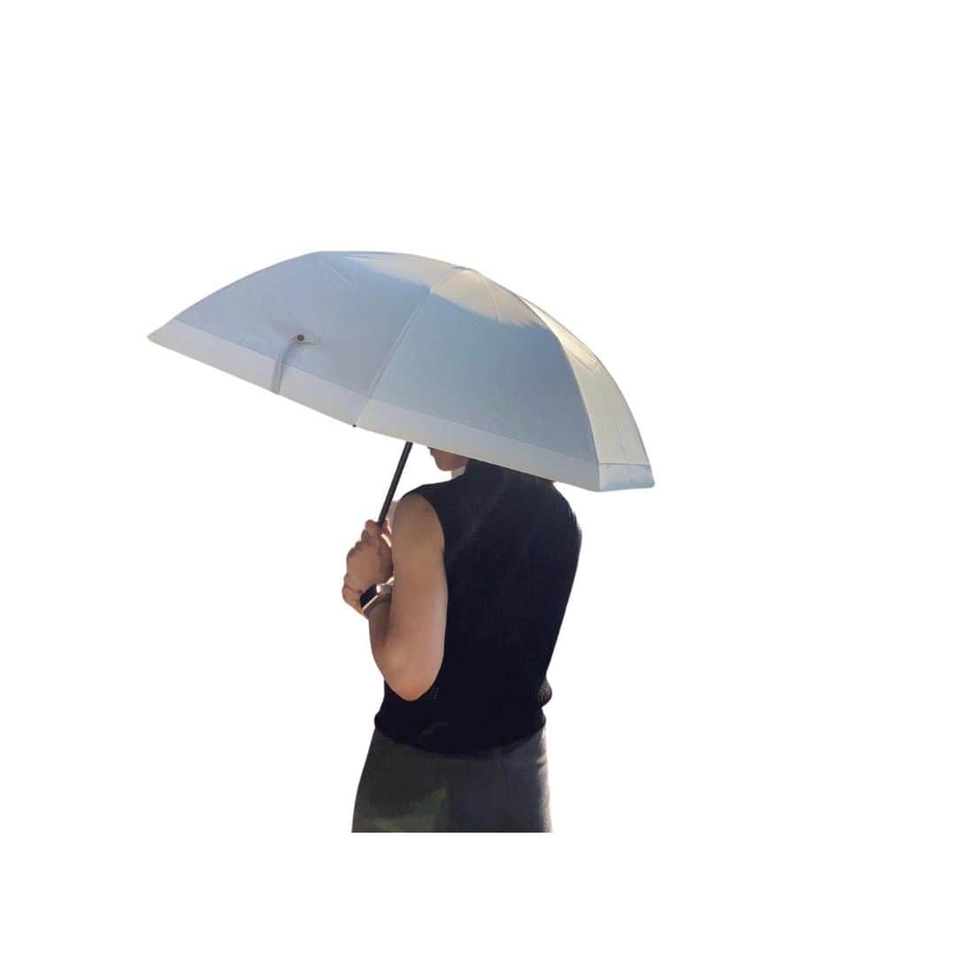 高木沙織さんのインスタグラム写真 - (高木沙織Instagram)「☀️☂️ * 日傘デビューしました^ ^ * 人生初の日傘は “完全に遮光する日傘” 地上に届くすべての光を 100%カットする 『サンバリア100』を選びました。 * 正直、毎日使うものではないし ちょっと値が張るかな、と思ったけど せっかく買うなら 効果に期待を込めて。 * * 今日は日傘の遮熱効果にも救われました。 日傘の下と直射日光では 暑さの感じ方が全然違う。 それでも顔が真っ赤（外気温40度！！） * * これは2段折りタイプ（50cm） 傘の形でも 折り畳んだ形でも 2通りで持ち運べるのがいい！ * それにしても 『サンバリア100』 倍率高い！ 入荷のお知らせ後、すぐ完売でした。 * * #サンバリア100  #サンバリア100日傘  #日傘 #日傘デビュー  #日焼け対策 #紫外線対策 #暑さ対策 #sunbarrier100  #uvcare」7月26日 19時41分 - saori_takagi