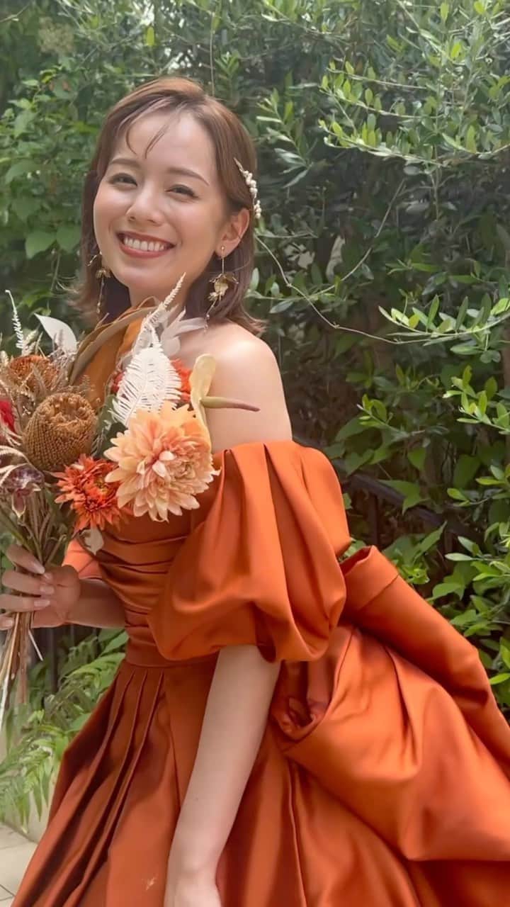 のインスタグラム：「イエベ春秋さんにおすすめのカラードレス、 テラコッタ🧡🧡  色味が濃いのでウェディングドレスと、お色直しした時のギャップがわかりやすい💐  👗@takamibridal_costume  ⛪️ @anniversaire_esaka   #ブライダルモデル#フリーランスモデル#プレ花嫁#ウェディング#洋装前撮り #結婚式コーデ #結婚式準備 #ウェディングドレス #ウェディングフォト #フォトウエディング #カラードレス#ブライダルメイク #ブライダルヘア」