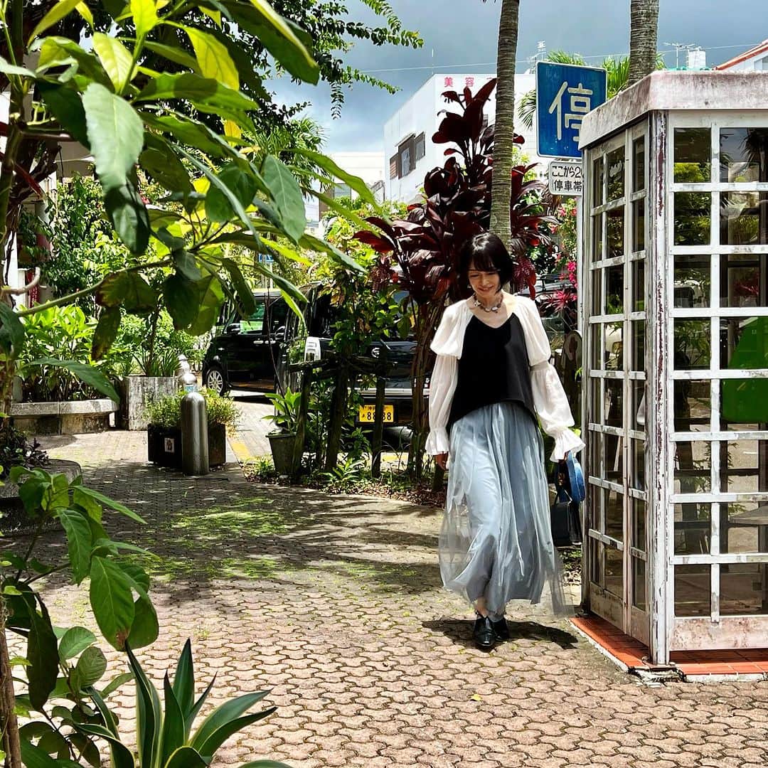 畑亜貴のインスタグラム：「コザでの撮影。晴れたり雨が降ったり。  我们希望是晴天，但有时下雨了。  촬영. 맑은 날씨를 바라지만 가끔 비.  Shooting in Koza. Sunny and rainy.  Rodaje en Koza. Soleado y lluvioso.  #akhtravelogue #akhtshooting」
