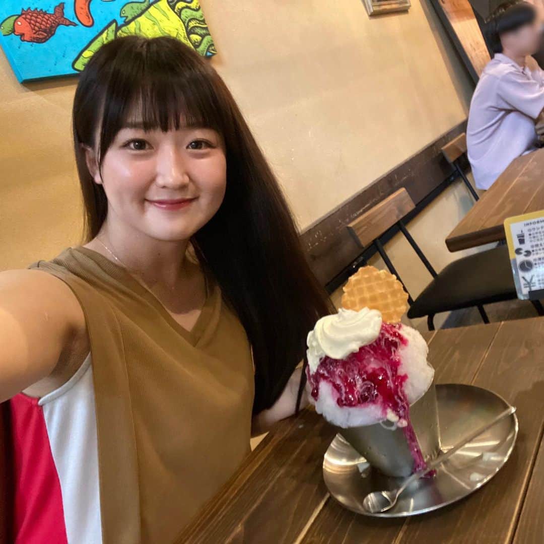 上野貴穂さんのインスタグラム写真 - (上野貴穂Instagram)「. ドラゴンフルーツのかき氷🍧 甘酸っぱくておいしかった☺️🍎  今日はかき氷の日だと思ってたんやけど 昨日やったみたいですね〜😗  お店の方が声をかけてくださったので 一緒にぱしゃり📷✨  #奈良 #cafemaru」7月26日 19時53分 - kiho_ueno