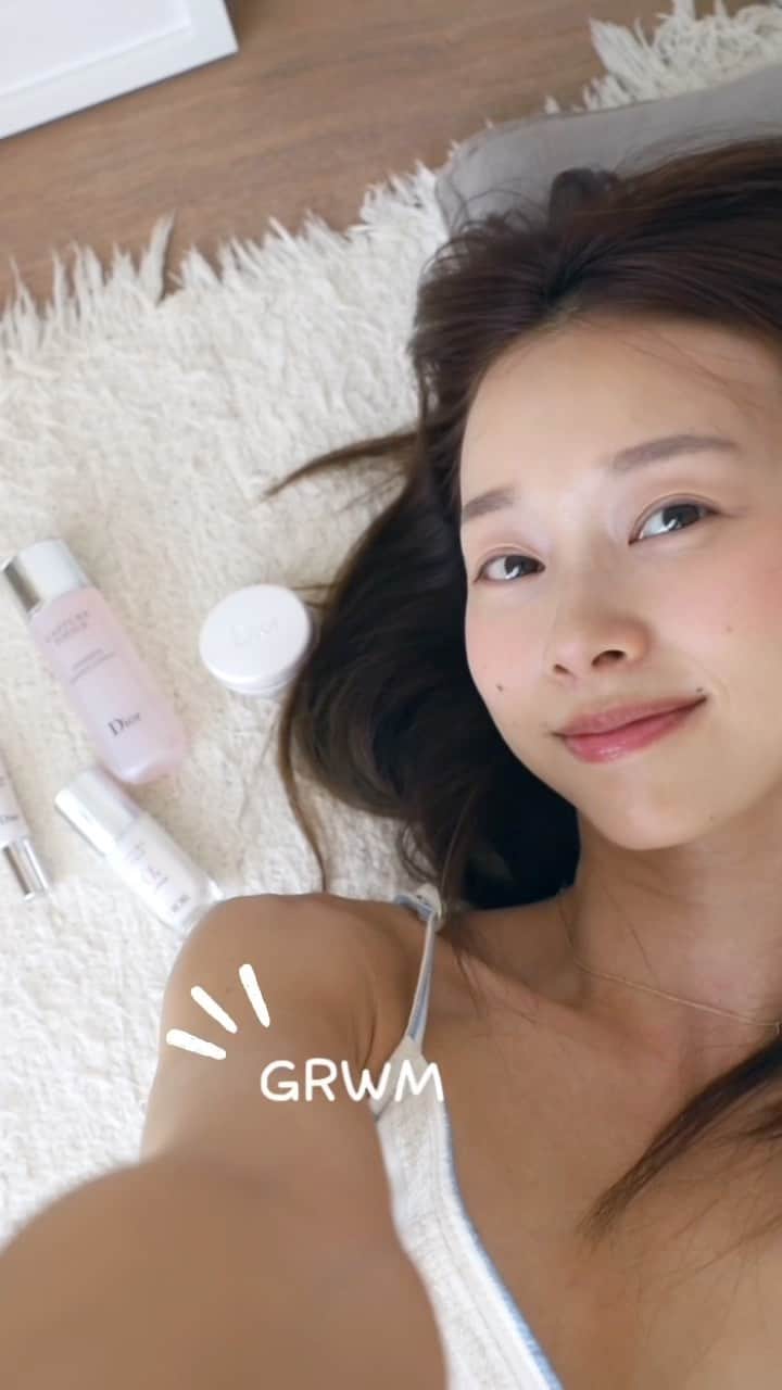 吳斐莉のインスタグラム：「GRWM❤️拍得近近der～  夏日保養最難的就是要清爽又要保濕 DIOR逆時能量保養 用起來很舒服又可以整天保濕  在擦上第一個步驟“逆時能量奇肌露”時 就幫肌膚做好打底 玻尿酸速速滲入皮膚  然後“逆時能量超彈力亮眼精華”💕 按摩頭的設計我超級喜歡 即使是入門組也很細緻 這組合超適合外出旅行使用  光是帶保養就可以省好幾kg😆  底妝部分當然是我很愛的 ”超完美持久柔光粉底液“ 86%花萃保養成分 邊上妝邊養膚的概念 耐高溫耐高濕 一整天都可以很透亮  我喜歡看起來臉色均勻 所以薄薄一層就剛剛好 它還有UVA\UVB SPF20的防曬係數唷～  再來就是這次最令人注目的 “迪奧超完美亮妍腮紅”啦～～～ 超級推薦超級好用 我用這個的時候朋友還問說 為什麼我的腮紅這麼服貼  因為裡頭有90% 自然來源成分 含鳶尾花提取物 野生三色堇保養精華  所以可以保濕肌膚 讓你的腮紅也服服貼貼的 就連腮紅也要上妝同時養膚❤️  這次有爭取到小福利，大家要看仔細囉！  只要在線上旗艦店，單筆消費滿3,000$，輸入code 「Natalie」  就可獲得精巧版的迪奧極淨舒緩卸妝液！ （這款卸妝液超好用！）     #dior線上旗艦店 #diorbeauty #RougeBlush #diorfore ver」