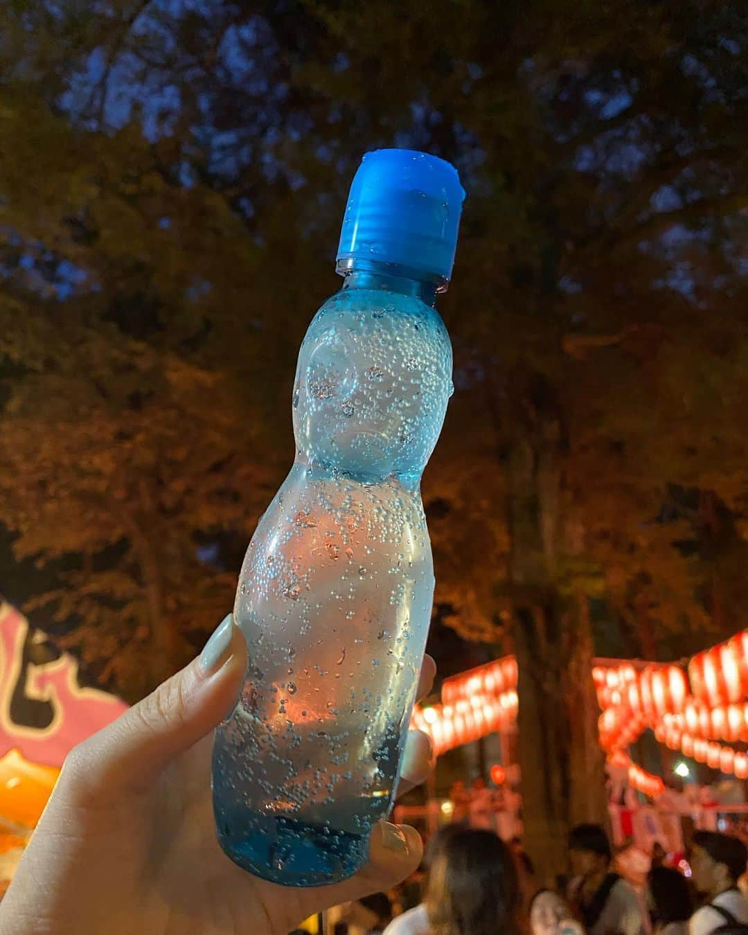 大寺かおりさんのインスタグラム写真 - (大寺かおりInstagram)「甚平&浴衣で夏祭り🍉 コロナ禍→妊娠→産後の怒涛の生活 を経て何年かぶりに浴衣着ました🌼 出かける10分前に思いついて慌てて着たので 着付けは雑ですが😇 (産後で体型崩れてても全く気にせず着られるから浴衣って素晴らしい👏というかいつになったら体型戻るの？) . 息子は提灯に興味津々で 不思議そうに見上げて眺めていました🏮 . 毎日お散歩も危険なくらい暑いので すでに秋が恋しくなってますが せっかくなので夏っぽいことして 楽しんで乗り切りたい🌻🎐 . #男の子ママ #男の子ベビー #1y6m #甚平 #浴衣」7月26日 19時46分 - kaori_ootera