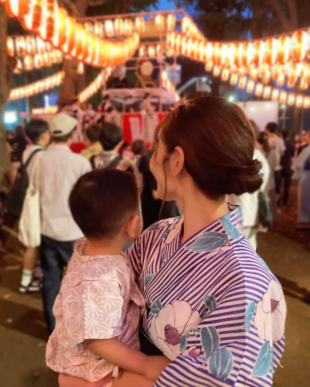 大寺かおりさんのインスタグラム写真 - (大寺かおりInstagram)「甚平&浴衣で夏祭り🍉 コロナ禍→妊娠→産後の怒涛の生活 を経て何年かぶりに浴衣着ました🌼 出かける10分前に思いついて慌てて着たので 着付けは雑ですが😇 (産後で体型崩れてても全く気にせず着られるから浴衣って素晴らしい👏というかいつになったら体型戻るの？) . 息子は提灯に興味津々で 不思議そうに見上げて眺めていました🏮 . 毎日お散歩も危険なくらい暑いので すでに秋が恋しくなってますが せっかくなので夏っぽいことして 楽しんで乗り切りたい🌻🎐 . #男の子ママ #男の子ベビー #1y6m #甚平 #浴衣」7月26日 19時46分 - kaori_ootera