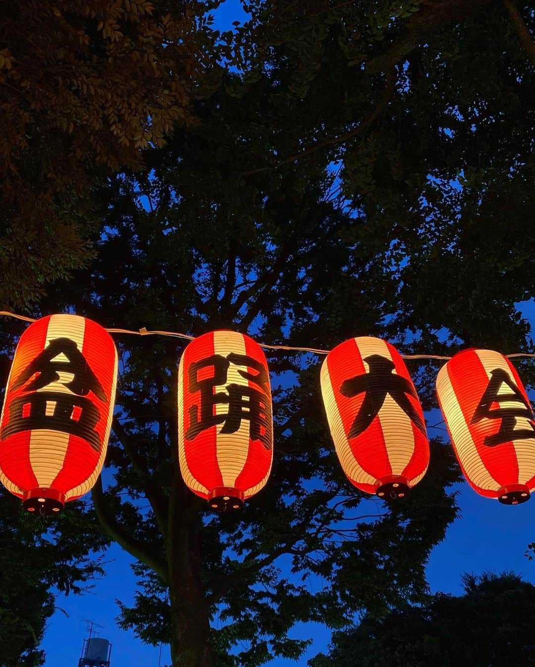 大寺かおりさんのインスタグラム写真 - (大寺かおりInstagram)「甚平&浴衣で夏祭り🍉 コロナ禍→妊娠→産後の怒涛の生活 を経て何年かぶりに浴衣着ました🌼 出かける10分前に思いついて慌てて着たので 着付けは雑ですが😇 (産後で体型崩れてても全く気にせず着られるから浴衣って素晴らしい👏というかいつになったら体型戻るの？) . 息子は提灯に興味津々で 不思議そうに見上げて眺めていました🏮 . 毎日お散歩も危険なくらい暑いので すでに秋が恋しくなってますが せっかくなので夏っぽいことして 楽しんで乗り切りたい🌻🎐 . #男の子ママ #男の子ベビー #1y6m #甚平 #浴衣」7月26日 19時46分 - kaori_ootera