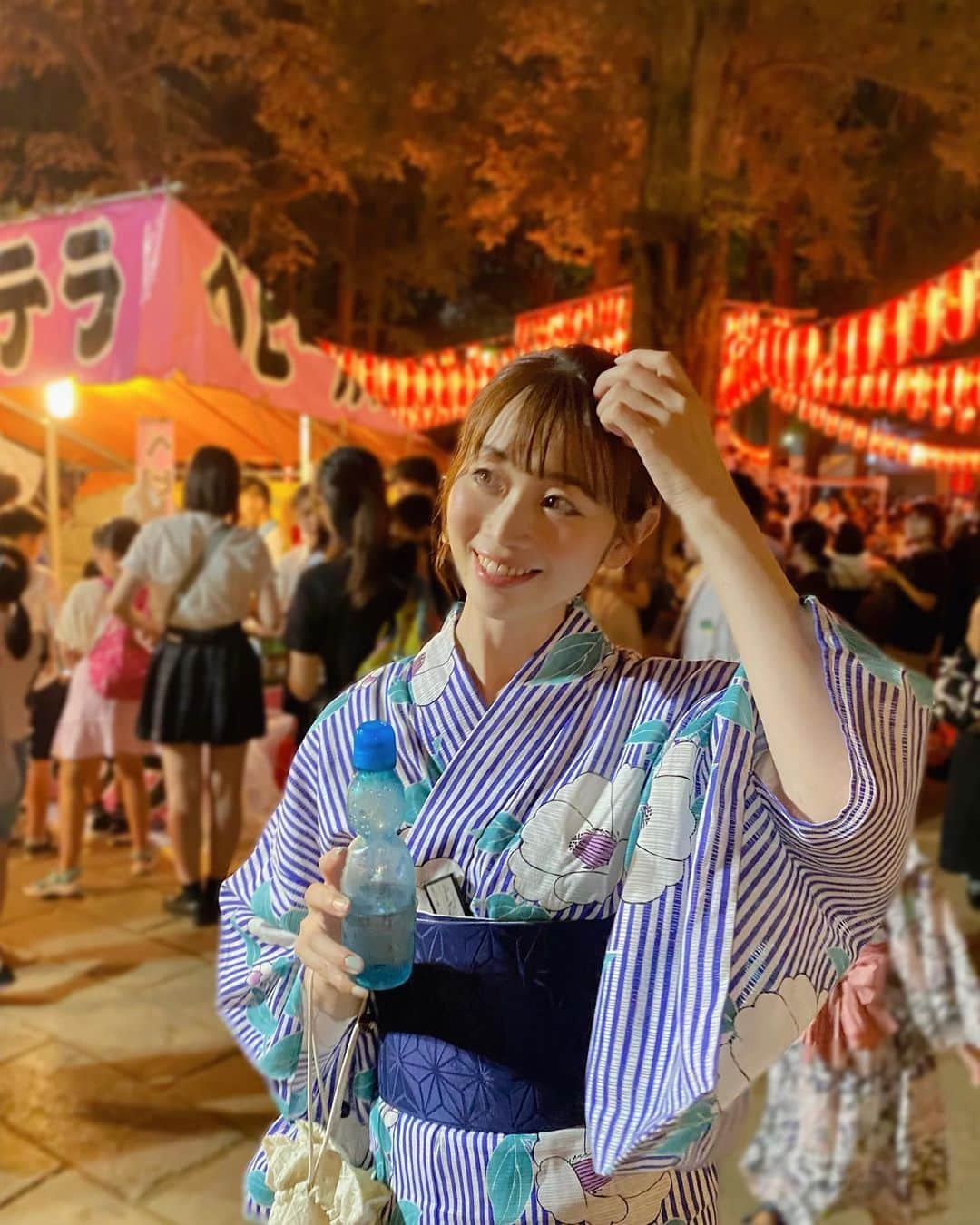 大寺かおりさんのインスタグラム写真 - (大寺かおりInstagram)「甚平&浴衣で夏祭り🍉 コロナ禍→妊娠→産後の怒涛の生活 を経て何年かぶりに浴衣着ました🌼 出かける10分前に思いついて慌てて着たので 着付けは雑ですが😇 (産後で体型崩れてても全く気にせず着られるから浴衣って素晴らしい👏というかいつになったら体型戻るの？) . 息子は提灯に興味津々で 不思議そうに見上げて眺めていました🏮 . 毎日お散歩も危険なくらい暑いので すでに秋が恋しくなってますが せっかくなので夏っぽいことして 楽しんで乗り切りたい🌻🎐 . #男の子ママ #男の子ベビー #1y6m #甚平 #浴衣」7月26日 19時46分 - kaori_ootera