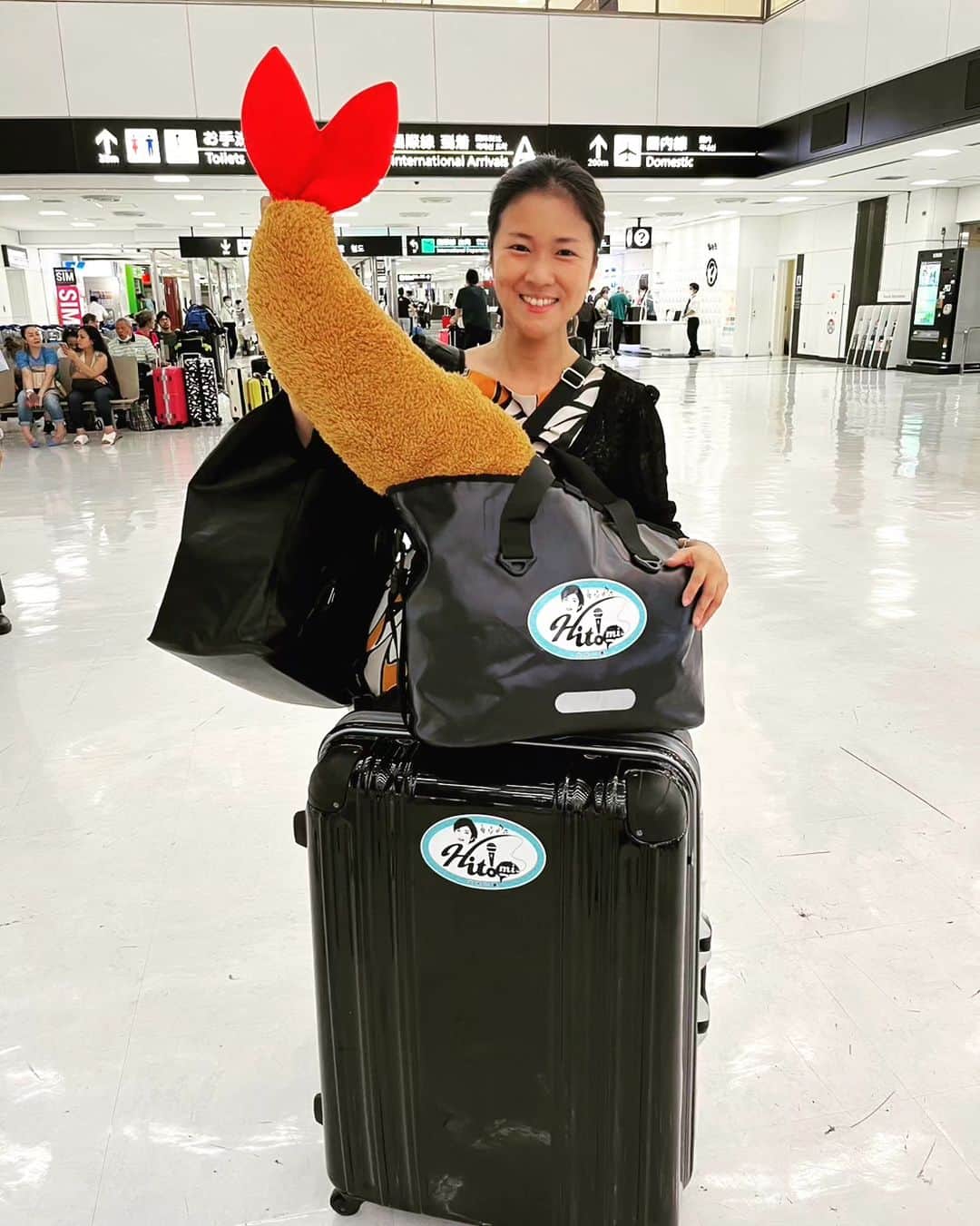 出光仁美のインスタグラム：「出光、無事に巨大エビフライと共に帰国致しました♪ おかえりなさい(⁠≧⁠▽⁠≦⁠)  by スタッフB  #出光仁美  #idemitsuhitomi  #帰国  #海外 #エビフライ #がんばれ出光」