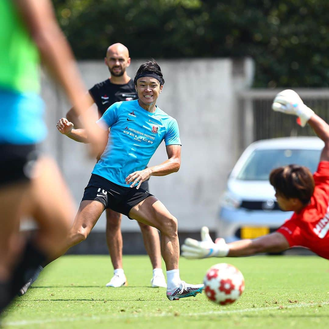 浦和レッドダイヤモンズさんのインスタグラム写真 - (浦和レッドダイヤモンズInstagram)「7.26 TRAINING | 📷  次戦 天皇杯 JFA 第103回全日本サッカー選手権大会 ラウンド16(4回戦) 8.2(水) vs 名古屋グランパス CSアセット港サッカー場・19時キックオフ  𝑵𝑬𝑿𝑻 𝑴𝑨𝑻𝑪𝑯 Emperor's Cup JFA 103rd Japan Football Championship Round of 16 8.2(Wed) vs Nagoya Grampus CS Asset Minato Soccer Field 19:00KO  #知念哲矢 #柴戸海 #吉田舜 #髙橋利樹 #堀内陽太 #ホセカンテ #岩波拓也 #鈴木彩艶 #関根貴大 #大畑歩夢 #馬渡和彰 #urawareds #浦和レッズ #WeareREDS #天皇杯 #サッカー」7月26日 19時48分 - urawaredsofficial