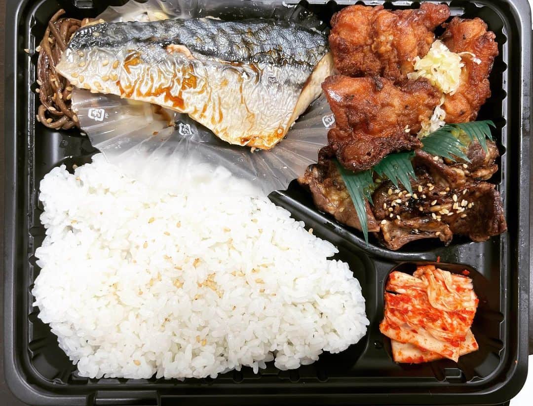 バカリズムのインスタグラム：「バズリズム飯 焼肉屋さんのお弁当」