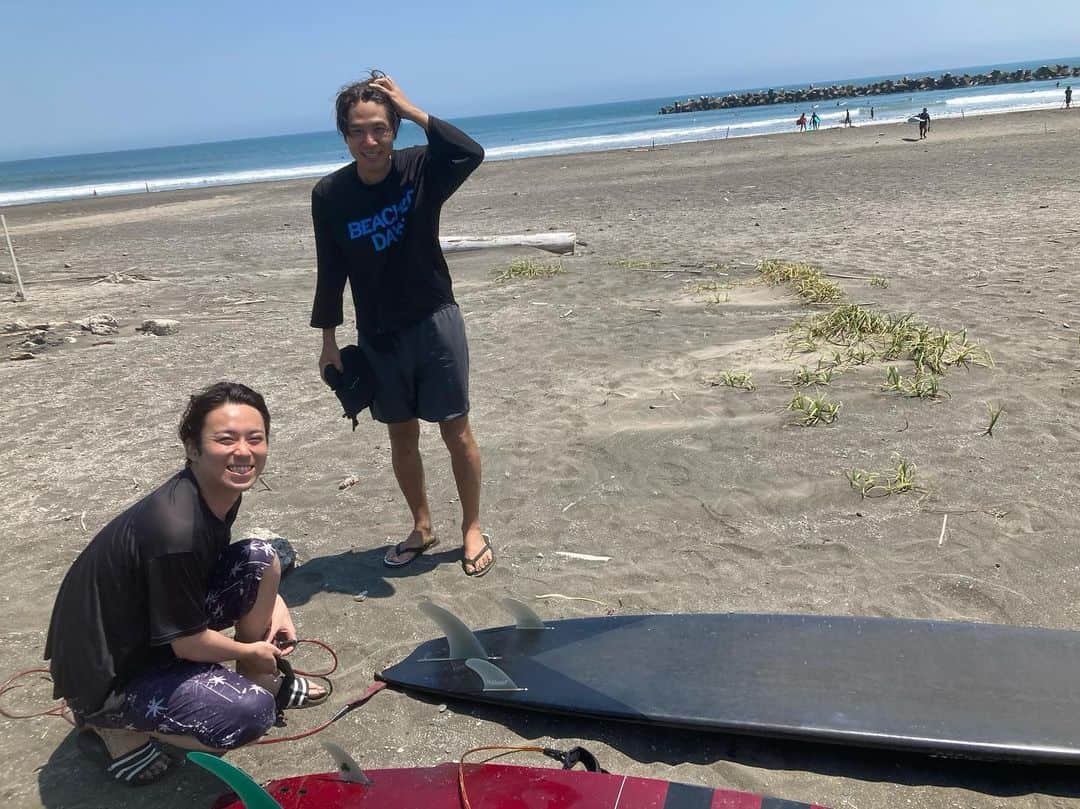 佐藤大樹のインスタグラム：「サーファー青年に 「あったかいんだからぁは青春でした。」 って握手求められて嬉しすぎて僕の方が喜びました🤙  #千葉 #一宮 #サーフィン #サーフショップslowly @pei0073 #コーヒー @streamer_ichinomiya」