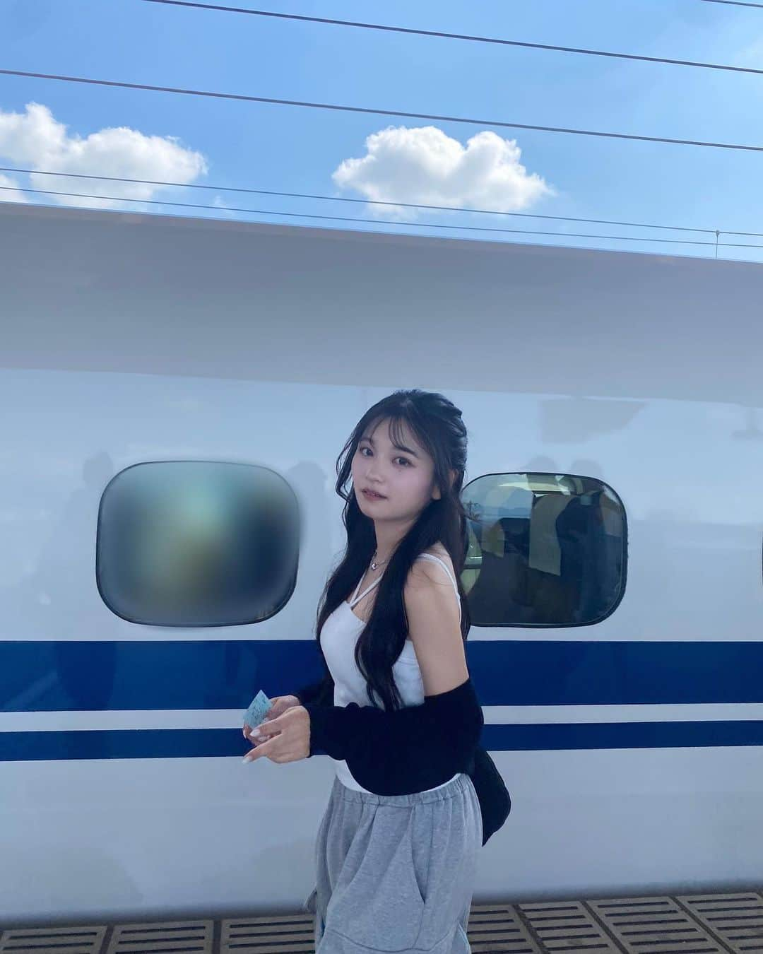 桐原美月のインスタグラム：「. ⁡ はじめての岐阜県👶🏻🎐 今度は観光もしたいな ~ ;) ⁡ ⁡ ⁡ ⁡ ⁡ ＿＿＿＿＿＿＿＿＿＿＿＿＿＿＿＿＿＿＿＿＿＿ ⁡ #오오티디 #데일리룩 #韓国ファッション #y2k #newjeans #平成ギャル #韓国ギャル #韓国ヘア #ロングヘア #シールエクステ  #フルバング #シースルー前髪 #韓国前髪 #ヨシンモリ #巻き髪アレンジ #巻き髪 #アイドル #グラビアアイドル #グラビア #キャミコーデ #ボレロカーディガン #UVパーカー #カーディガンコーデ  #ハーフアップ #クリップアレンジ #岐阜県」