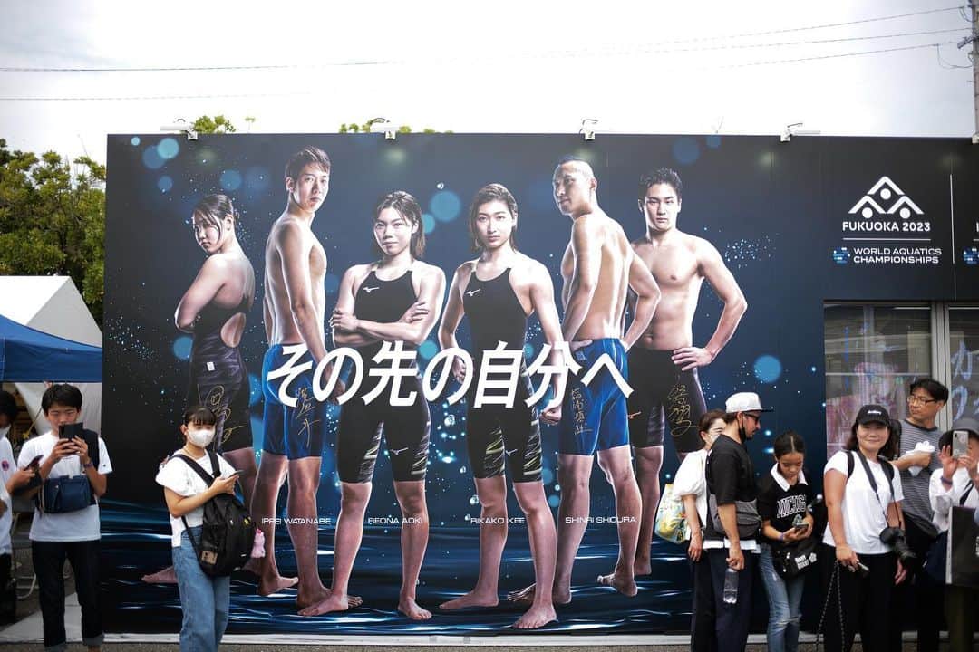 塩浦慎理のインスタグラム：「連日の熱い応援、ありがとうございます！ 僕のレースは 28日50m自由形予選・準決勝 29日50m自由形決勝  テレビ朝日にて20時から生放送もありますのでスケジュールに入れといてくださいね🔥  会場にお越しの方はミズノブースへぜひ！  #世界水泳福岡 #worldaquatics」