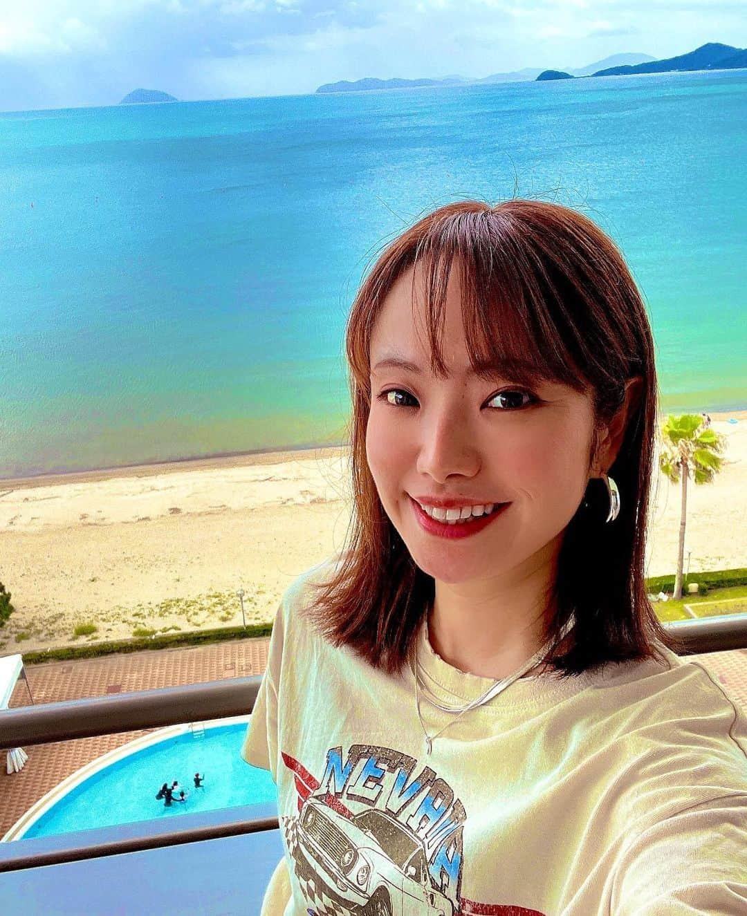 SHUUBIのインスタグラム：「ひと足早く福岡です  母のお誕生日のお祝いで旅行に行きました。母が以前から泊まりたい泊まりたいと言ってたホテル。海がすごく綺麗です。 少しだけ親孝行😁  母妙子72歳。 とっても喜んでくれました✨  また行きたいね  mom♡ happy birthday to mom I love you🎂❤️  生涯かなわぬ女性 永遠に私の女神  いつもありがとう  これからも元気で輝いていてね  #母 #お誕生日 #お誕生日おめでとう #お誕生日旅行 #福岡 #佐賀県 #海 #ビーチ #プール #ホテル #オーシャンフロント  #72歳 #大興奮 #喜んでくれてよかった #親子 #みずいらず」