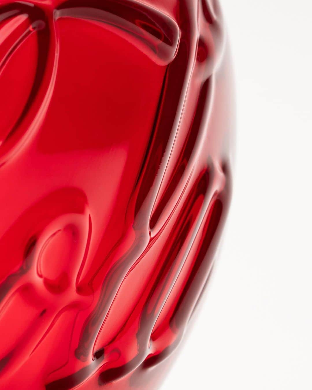 艾未未さんのインスタグラム写真 - (艾未未Instagram)「Glass Vase, launching at 14:00 BST today on Avant Arte.  Ai Weiwei's work in Murano glass - a red glass vase cast with Coca-Cola motif, taking reference from his early work.  Dimensions ⌀ 19cm x 21cm x 21.2cm Medium Cast vase in translucent red glass. Edition of 300  Proceeds from the edition will support the Design Museum in London.  Visit @avantarteinsiders to find out more.」7月26日 20時01分 - aiww