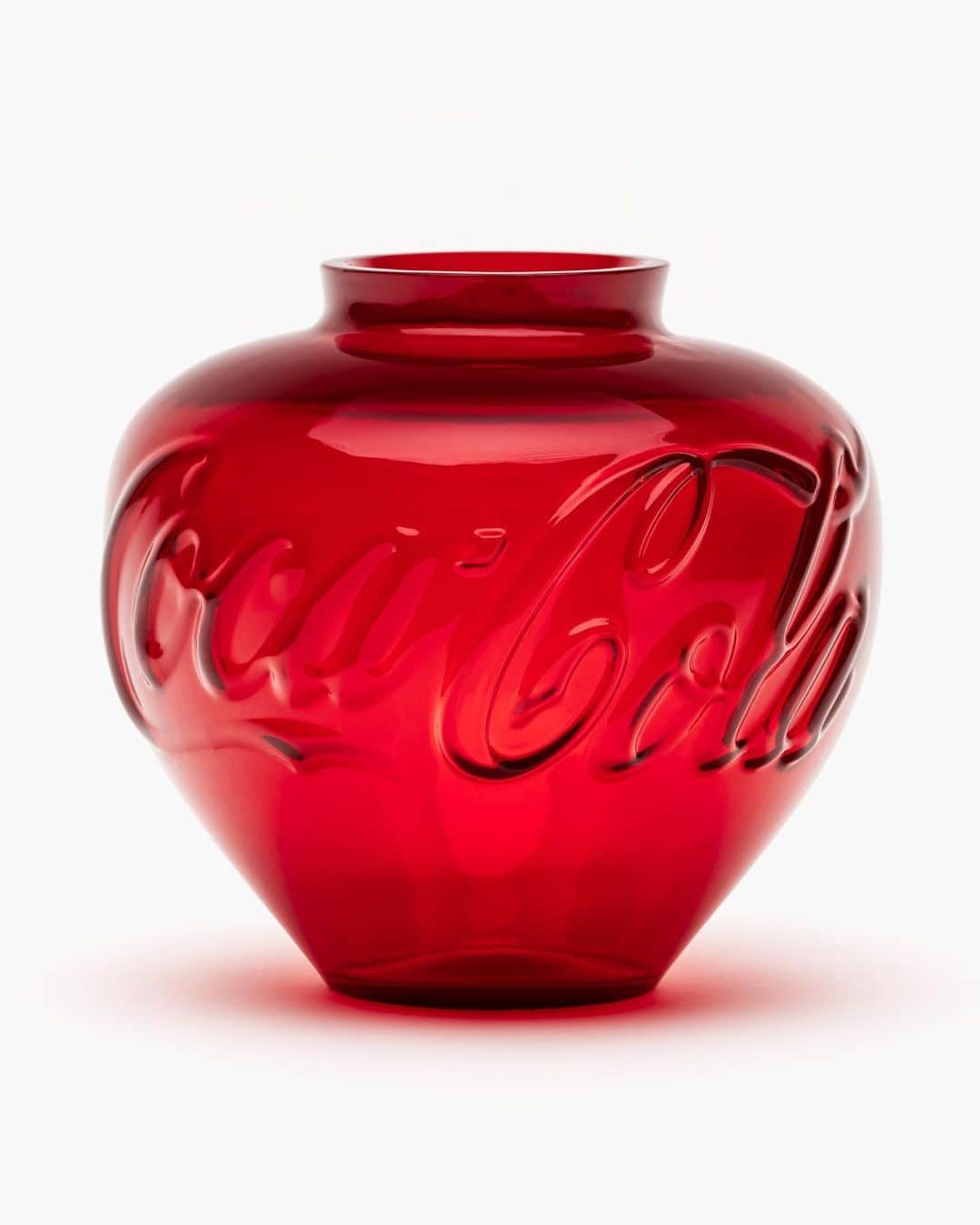 艾未未のインスタグラム：「Glass Vase, launching at 14:00 BST today on Avant Arte.  Ai Weiwei's work in Murano glass - a red glass vase cast with Coca-Cola motif, taking reference from his early work.  Dimensions ⌀ 19cm x 21cm x 21.2cm Medium Cast vase in translucent red glass. Edition of 300  Proceeds from the edition will support the Design Museum in London.  Visit @avantarteinsiders to find out more.」