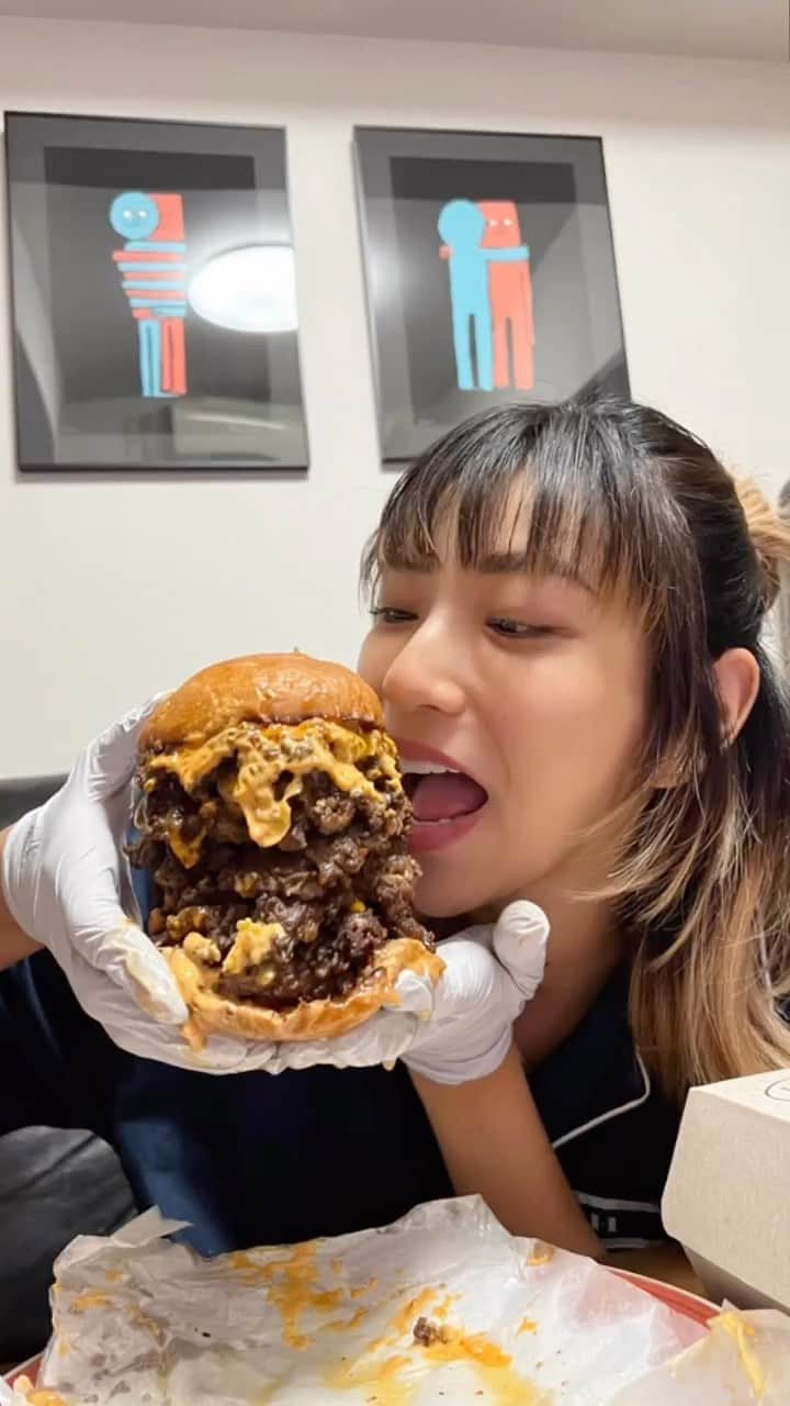 古賀あかねのインスタグラム：「ハンバーガー屋さんでダントツで一番好きな @henrysburger_japan の"Monster Burger" 和牛1キログラムのかなりボリューム満点のバーガー、ずっと食べてみたかったの🥹めちゃくちゃおいしかった🍔❤️  @teppy55 ありがとうございます🫶🏽😭」