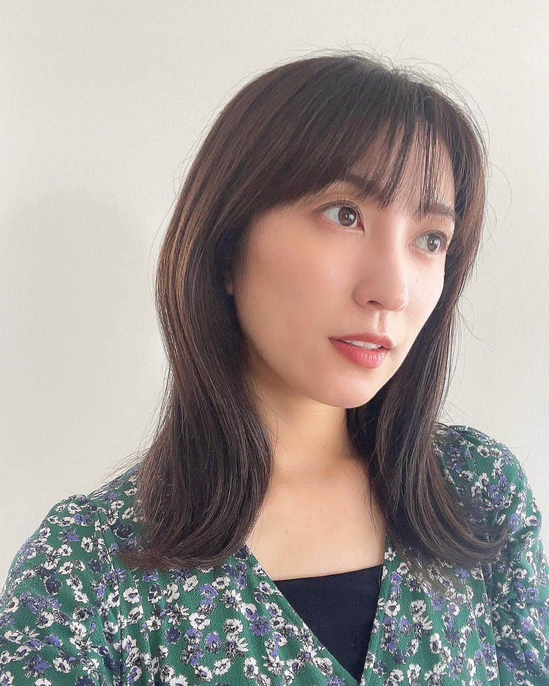 瀬口かなさんのインスタグラム写真 - (瀬口かなInstagram)「ヘアチェンジ💇🏻‍♀️ 夏は前髪長い時が多いのですが作ってみた！ カラーはオリーブベージュの緑感少なめに。 ありがとうございました😊 @youman0623 さん✨ ⁡  #ヘアカラー #ミディアムヘア #オリーブベージュ #面長髪型 #福岡美容室 #今泉美容室 #天神美容室 #selfie #selca #japanesegirl #hairstyle」7月26日 19時58分 - seguchikana