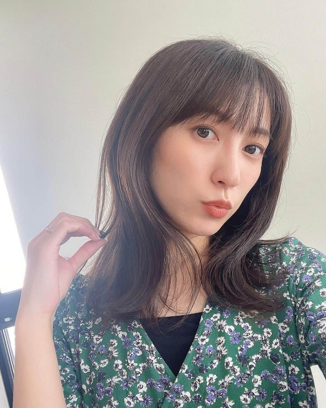 瀬口かなのインスタグラム：「ヘアチェンジ💇🏻‍♀️ 夏は前髪長い時が多いのですが作ってみた！ カラーはオリーブベージュの緑感少なめに。 ありがとうございました😊 @youman0623 さん✨ ⁡  #ヘアカラー #ミディアムヘア #オリーブベージュ #面長髪型 #福岡美容室 #今泉美容室 #天神美容室 #selfie #selca #japanesegirl #hairstyle」