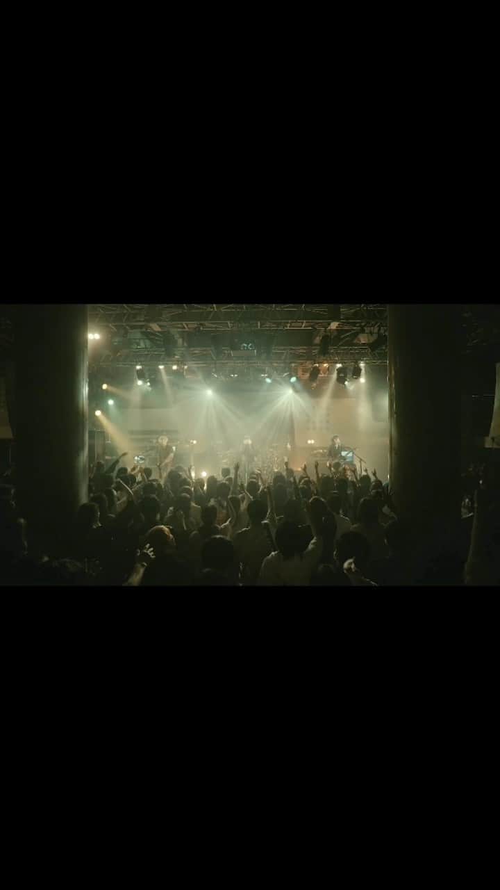 ソラのインスタグラム：「2nd Albumから【DURARA】ライブ映像公開‼️ いつかもっと技術が発達して 生のライブ文化さえもなくなってしまったとして (無論そんな事にならないようにみんなで頑張らなければならない) その最後の1秒まで狂ったように全員で"唱えたい" 「DURARA RARURA」という"おまじない"」