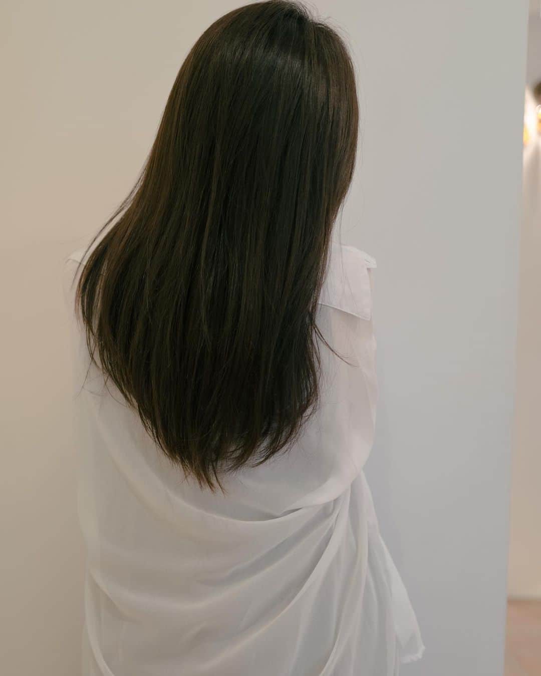 片山良平のインスタグラム：「ロングヘア やわらかなうごく髪質をカットで再現✂︎  ロングだけじゃなく全ての髪型で共通な髪の質感をつくるカット←  これはヘアメンテナンスから1ヶ月後。 キレイな髪をキープするためには、丁寧なカットラインと毛流れを作る質感調整カットのバランスが大切です✨  #ロングヘア#暗髪 #美髪#レイヤーカット #ヘア#おくれ毛 #ヘアアレンジ#ミディアムヘア#セミディ#顔周りカット #ヘアスタイル#スタイリング#セミロング #前髪カット #シースルーバング#小顔カット#似合わせカット#ヘアカラー#hairstyle#ヘアセット#やわらかくうごく髪#きれいな髪質」