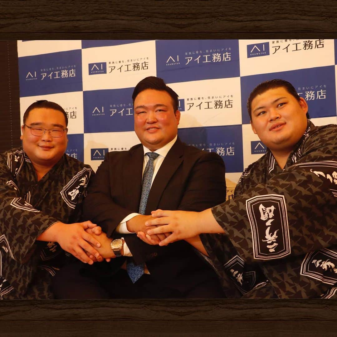 日本相撲協会さんのインスタグラム写真 - (日本相撲協会Instagram)「令和5年九月場所 新十両 その2 大の里・高橋  本日7月26日、令和5年九月場所の番付編成会議を開き、4名の新十両昇進と1名の再十両昇進が決まりました。  新十両　大の里・高橋  「まずはホッとしているのが一番」と話す大の里。 場所入って連敗し、稽古を積んで自信を持って挑んだ名古屋場所だっただけに、精神的に追い込まれたといいます。 幕下10枚目格付け出しで入門し、まだマゲが結えない中で所要2場所での昇進。そんな状況にも「関取になっても謙虚に頑張りたい」と話しました。  高橋は「決まってほっとした気持ちと一番は嬉しい気持ち」と話します。 技術をしっかり身につけて、上位に食い込んでいけるように頑張りたいとのこと。  そんな2人は中学、高校、大学が一緒で今は同じ二所ノ関部屋。 ライバル意識もあるけれど、力をぶつけられる最高の相手だとお互いに話します。 今後も部屋で切磋琢磨していくことを誓いました。  新十両は上記2名に加えて向中野改め天照鵬と石崎改め朝紅龍。 この2名の会見の様子は別投稿で紹介中！ 再十両は時疾風。  ご声援よろしくお願いいたします！  @sumokyokai #sumo #相撲 #大の里 #高橋 #イベント #japan #japanculture #祝 #新十両 #昇進 #お相撲さん」7月26日 20時01分 - sumokyokai