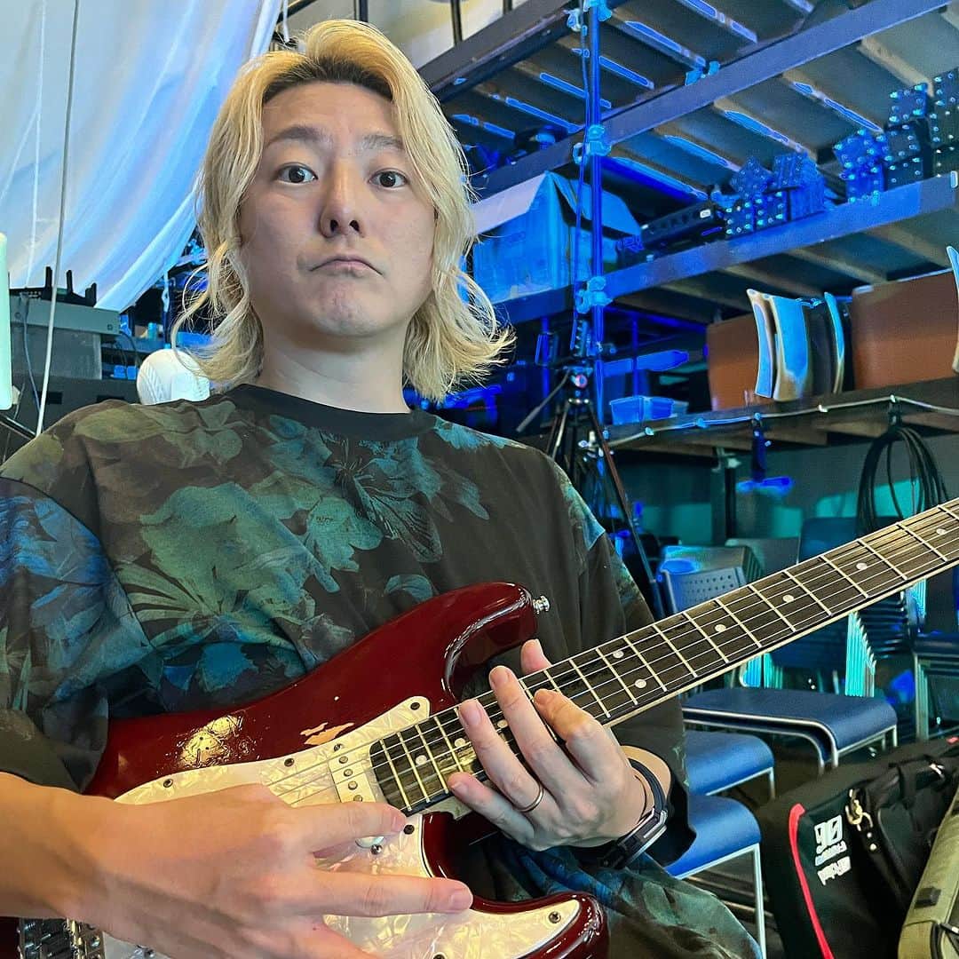 松隈ケンタのインスタグラム：「本日インスタライブやります！  時間変更で22:30ごろ〜になります！  <ゲスト>  22:30 頃　Hack the ceremony 23:00 頃　プールイ(PIGGS)  お楽しみに🔥  #BADKNee #整骨員 #PIGGS #プールイ #HacktheCeremony」