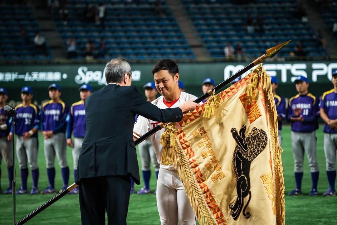 豊田章男さんのインスタグラム写真 - (豊田章男Instagram)「. 都市対抗野球で豊田市代表のトヨタレッドクルーザーズが7年ぶり2度目の優勝をつかんでくれました。応援ありがとうございました！  Seven years after their first victory, the Toyota Red Cruisers has clinched a second Intercity Baseball Tournament title for Toyota City. Thank you for cheering them on!  #第94回都市対抗野球大会 #トヨタ自動車硬式野球部 #トヨタレッドクルーザーズ」7月26日 20時04分 - akiotoyoda_official