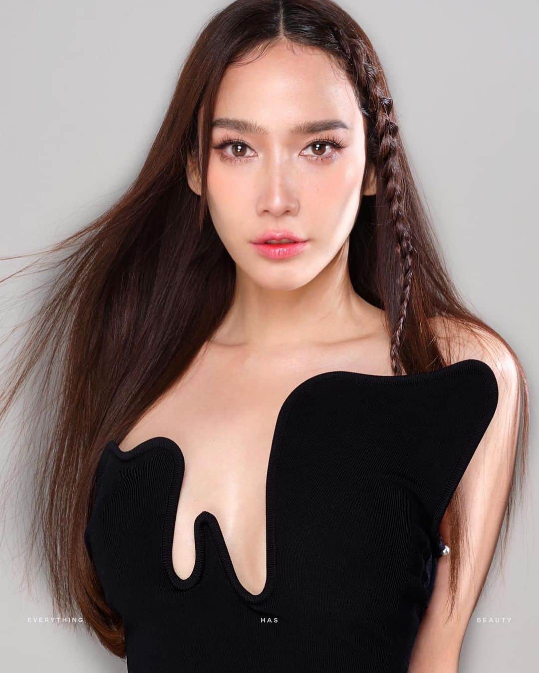 アム・パチャラパーのインスタグラム：「✨ @aum_patchrapa ✨ Everything has beauty No.261 Photography  @everythinghasbeauty.bkk Styling  @stylerluknut @luknut_luknut Make up  @nongchat Hair  @seikostyle」