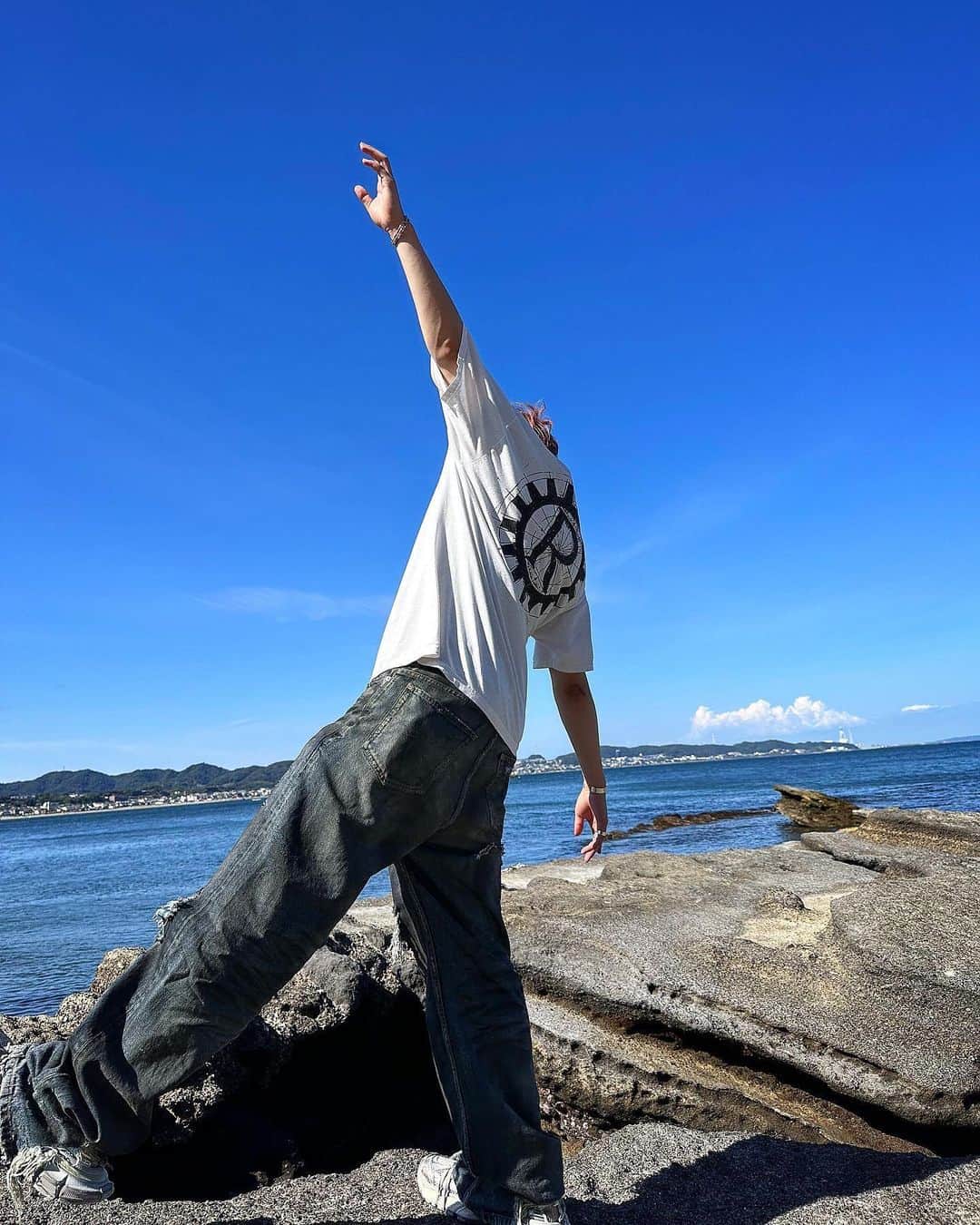 のインスタグラム：「海に行ってみたシリーズ  Day.2  #海と青空をバックに映えた #リップは常備草川です #食べる時口尖りアロハ #なんとも愛らしいセブイレ #俺のインスタのポーズをこの右側でみんながいじって笑顔の俺 #セミの抜け殻拝み中 #砂浜セブイレ #すごいエモエモ背中 #車中 #ドジブラどこいった？」
