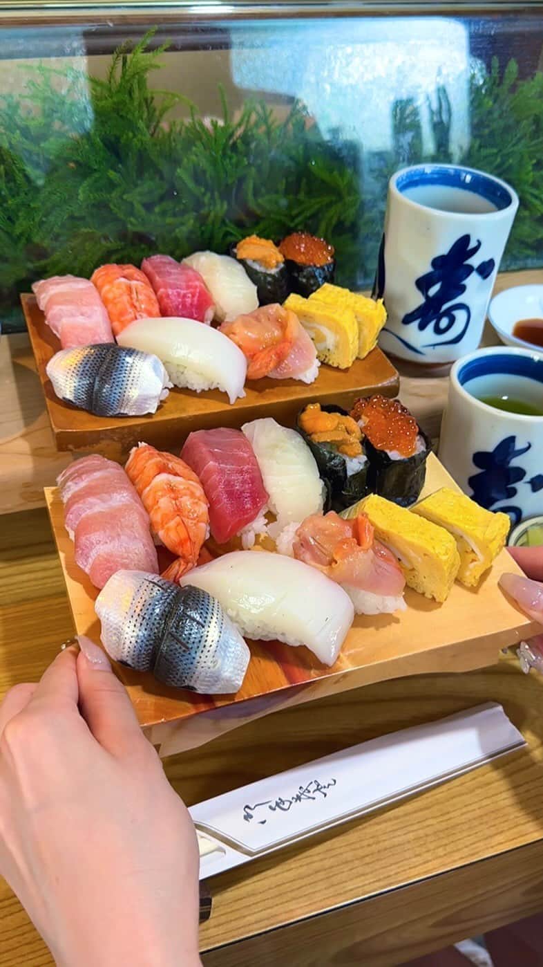 ゆうとグルメのインスタグラム：「🍣おばあちゃん職人が握る巨大特上寿司🍣 ㅤㅤㅤㅤㅤㅤㅤㅤㅤㅤㅤㅤㅤ 東長崎にある和可奈寿しさんの 「特上寿司セット」2500円 ㅤㅤㅤㅤㅤㅤㅤㅤㅤㅤㅤㅤㅤ 東長崎駅から徒歩4分ほどのところにある和可奈寿しは、80歳のおばあちゃんが一人で営むお寿司屋さん！ ㅤㅤㅤㅤㅤㅤㅤㅤㅤㅤㅤㅤㅤ 今回は特上寿司セットを注文🍵 ㅤㅤㅤㅤㅤㅤㅤㅤㅤㅤㅤㅤㅤ これは大トロやウニ、いくら、エビ、玉子など日替わり10種類のお寿司に鉄火巻き3巻、小鉢、温かいお茶がついたボリューム満点のお寿司セット！ ㅤㅤㅤㅤㅤㅤㅤㅤㅤㅤㅤㅤㅤ 注文後に目の前で握ってもらえるお寿司はシャリの固さ加減も絶妙だしどのネタも新鮮肉厚でめっちゃおいしい🤤🤤 ㅤㅤㅤㅤㅤㅤㅤㅤㅤㅤㅤㅤㅤㅤㅤㅤㅤㅤㅤㅤㅤㅤㅤㅤㅤㅤ おばあちゃんが昔の話やお寿司の話もいろいろ聞かせてくれて、お腹いっぱいになるだけじゃなく心も満ち足りるようなすごく素敵なお店でした！ ㅤㅤㅤㅤㅤㅤㅤㅤㅤㅤㅤㅤㅤ ここはほんとに末長く元気に営業し続けてほしいと思う！ ㅤㅤㅤㅤㅤㅤㅤㅤㅤㅤㅤㅤㅤ おすすめ！！  —————————————— 📍東京都豊島区長崎4-25-8 ⏰11:00〜20:30頃 🛌不定休 🚃東長崎駅から徒歩4分 —————————————— #東京グルメ #東京ランチ #池袋グルメ #池袋ランチ #和可奈寿し #寿司 #sushi #tokyo #japan   #東京観光 #東京旅行 #おいしい #東京 #カフェ巡り #カフェ好きな人と繋がりたい #ごはん記録 #japantravel #japantrip #instafood」