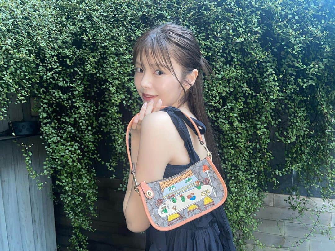 鈴木ゆうかのインスタグラム：「.  Observed By Us × COACH 大きい刺繍がとってもかわいい♡  #PR #CoachJapan #CoachNY  #コーチバッグ」