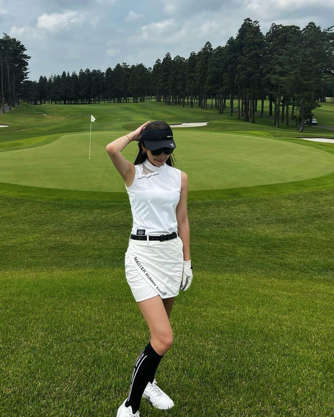 雨宮みずきさんのインスタグラム写真 - (雨宮みずきInstagram)「スコア初100切り記念に最近の写真⛳️✨  ちょうど去年の秋頃から継続的に コースやレッスンに行くようになって初めての100切り！！ 18番ホール、緊張のせいかバンカー入ってしまって 泣きそうになったけど、一回で出せて ダブルボギーでおさえられたからよかった🥹😭笑  これからはコンスタントに100が切れるように！ 思い通りの距離、球筋、フォームで打てるように！ へなちょこボールを打たないように頑張ります☺️💪 基本となる正しいフォームを身体に身につけられるまでは きちんとレッスンも通いたいな🥹💪 まだまだ自分の思い通りのフォームで打てなくて いつも悔しいから頑張ります🥹  ゴルフウェアは最近毎回のように着ている @masterbunnyedition_official 🐰⛳️ もしくは @nike のウェアがほとんどです🏌️ サングラスはいつも @eyevol_official 😎🕶✨  #ゴルフスコア記録  #ゴルフスコア100切り #ゴルフ女子 #ゴルフウェア #ゴルフコーデ #ゴルフ #golf #マスターバニーエディション #ナイキゴルフ」7月26日 20時07分 - ammymzk0926