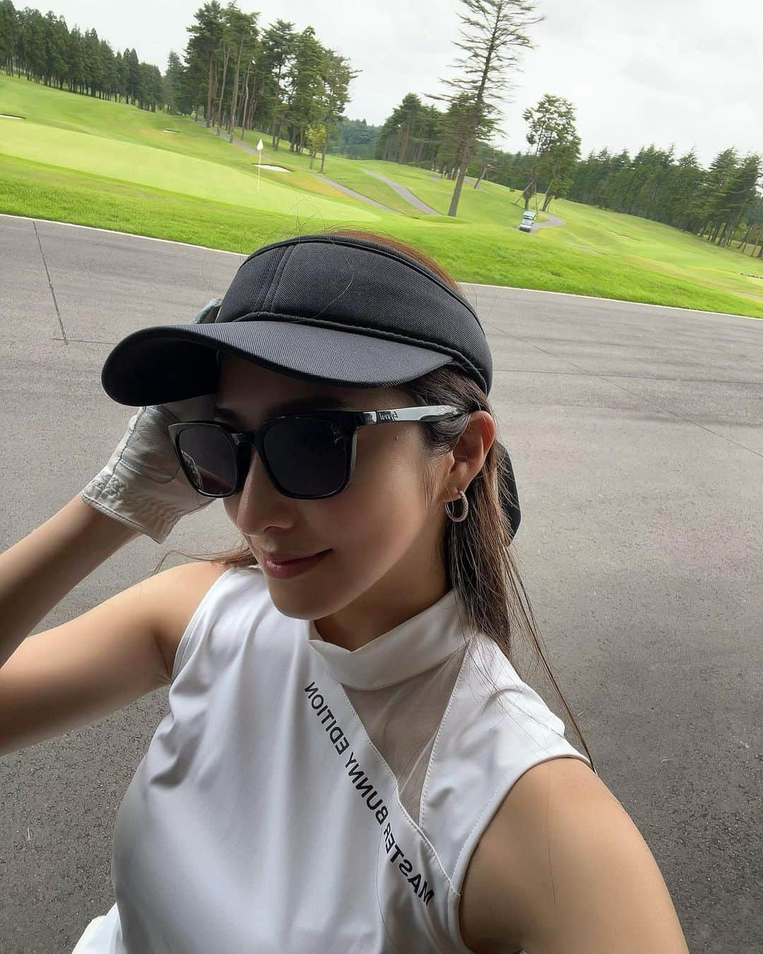 雨宮みずきさんのインスタグラム写真 - (雨宮みずきInstagram)「スコア初100切り記念に最近の写真⛳️✨  ちょうど去年の秋頃から継続的に コースやレッスンに行くようになって初めての100切り！！ 18番ホール、緊張のせいかバンカー入ってしまって 泣きそうになったけど、一回で出せて ダブルボギーでおさえられたからよかった🥹😭笑  これからはコンスタントに100が切れるように！ 思い通りの距離、球筋、フォームで打てるように！ へなちょこボールを打たないように頑張ります☺️💪 基本となる正しいフォームを身体に身につけられるまでは きちんとレッスンも通いたいな🥹💪 まだまだ自分の思い通りのフォームで打てなくて いつも悔しいから頑張ります🥹  ゴルフウェアは最近毎回のように着ている @masterbunnyedition_official 🐰⛳️ もしくは @nike のウェアがほとんどです🏌️ サングラスはいつも @eyevol_official 😎🕶✨  #ゴルフスコア記録  #ゴルフスコア100切り #ゴルフ女子 #ゴルフウェア #ゴルフコーデ #ゴルフ #golf #マスターバニーエディション #ナイキゴルフ」7月26日 20時07分 - ammymzk0926