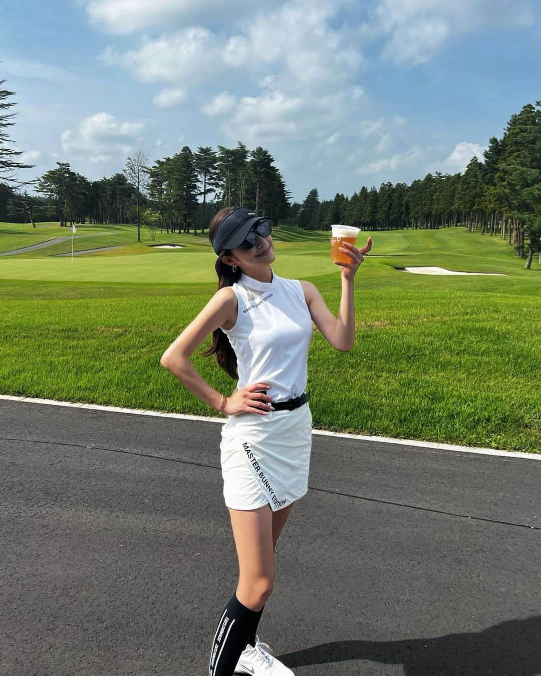 雨宮みずきさんのインスタグラム写真 - (雨宮みずきInstagram)「スコア初100切り記念に最近の写真⛳️✨  ちょうど去年の秋頃から継続的に コースやレッスンに行くようになって初めての100切り！！ 18番ホール、緊張のせいかバンカー入ってしまって 泣きそうになったけど、一回で出せて ダブルボギーでおさえられたからよかった🥹😭笑  これからはコンスタントに100が切れるように！ 思い通りの距離、球筋、フォームで打てるように！ へなちょこボールを打たないように頑張ります☺️💪 基本となる正しいフォームを身体に身につけられるまでは きちんとレッスンも通いたいな🥹💪 まだまだ自分の思い通りのフォームで打てなくて いつも悔しいから頑張ります🥹  ゴルフウェアは最近毎回のように着ている @masterbunnyedition_official 🐰⛳️ もしくは @nike のウェアがほとんどです🏌️ サングラスはいつも @eyevol_official 😎🕶✨  #ゴルフスコア記録  #ゴルフスコア100切り #ゴルフ女子 #ゴルフウェア #ゴルフコーデ #ゴルフ #golf #マスターバニーエディション #ナイキゴルフ」7月26日 20時07分 - ammymzk0926