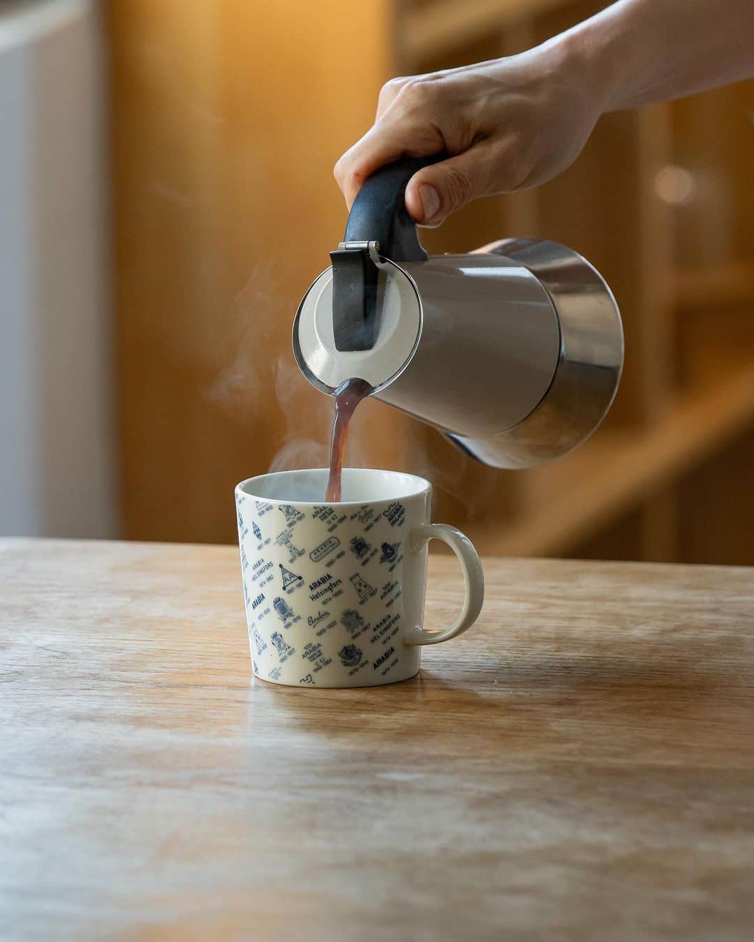 cafe_no_maのインスタグラム：「English follows Japanese   私たちイチオシのコーヒー器具、マキネッタ。いままで何度もご紹介してきました。エスプレッソ風の濃いコーヒーを、家庭でも気軽に楽しめるマキネッタは、“うちカフェ”、の象徴的なコーヒー器具のようにも思えます。自宅に一台あるだけで、カフェオレやカフェラテなど、コーヒーをアレンジする楽しみがいっきに広がります。  全文は、プロフィールリンク（ @cafe_no_ma）から、カフェノマのマガジン「エブリデイ コーヒー リトリート」よりご覧ください。  Introducing our top-recommended coffee tool, the Moka Pot, a gem we've showcased many times before. With the Moka Pot, you can effortlessly enjoy rich espresso-style coffee right at home, making it a symbolic tool for the 'home café'. Having one in your home not only allows you to prepare delicious Café au Lait and Café Lattes, but it also opens up a whole new world of coffee customization possibilities.   Please visit our blog, 'Everyday Coffee Retreat' on cafenoma's website for the full story. You can find the link in our profile (@cafe_no_ma).」