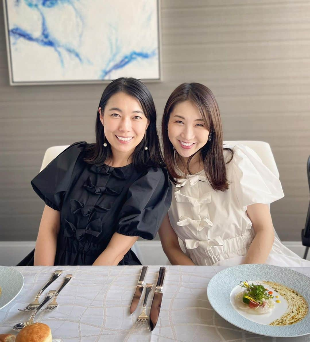 小川ひとみさんのインスタグラム写真 - (小川ひとみInstagram)「今日は大好きな友人達の Birthday lunchへ🎂🎉🎁✨ いつも子供達とみんなで会うので わちゃわちゃと騒がしい中過ごす事が 多いのですが今日はゆっくり食事を しながら話すことが出来ました🥹 あっという間のLunch timeでした🎈 7月産まれのあいちゃんとさゆ💓 お誕生日おめでとう❤️❤️❤️ とっても！大好きで大切です🥰  Blouse/ @jnhearts  Bottoms/ @sandroparis  Bag/ @hermes #coordinate #sandroparis #jnhearts #hermes #kobe」7月26日 20時08分 - hitomy220