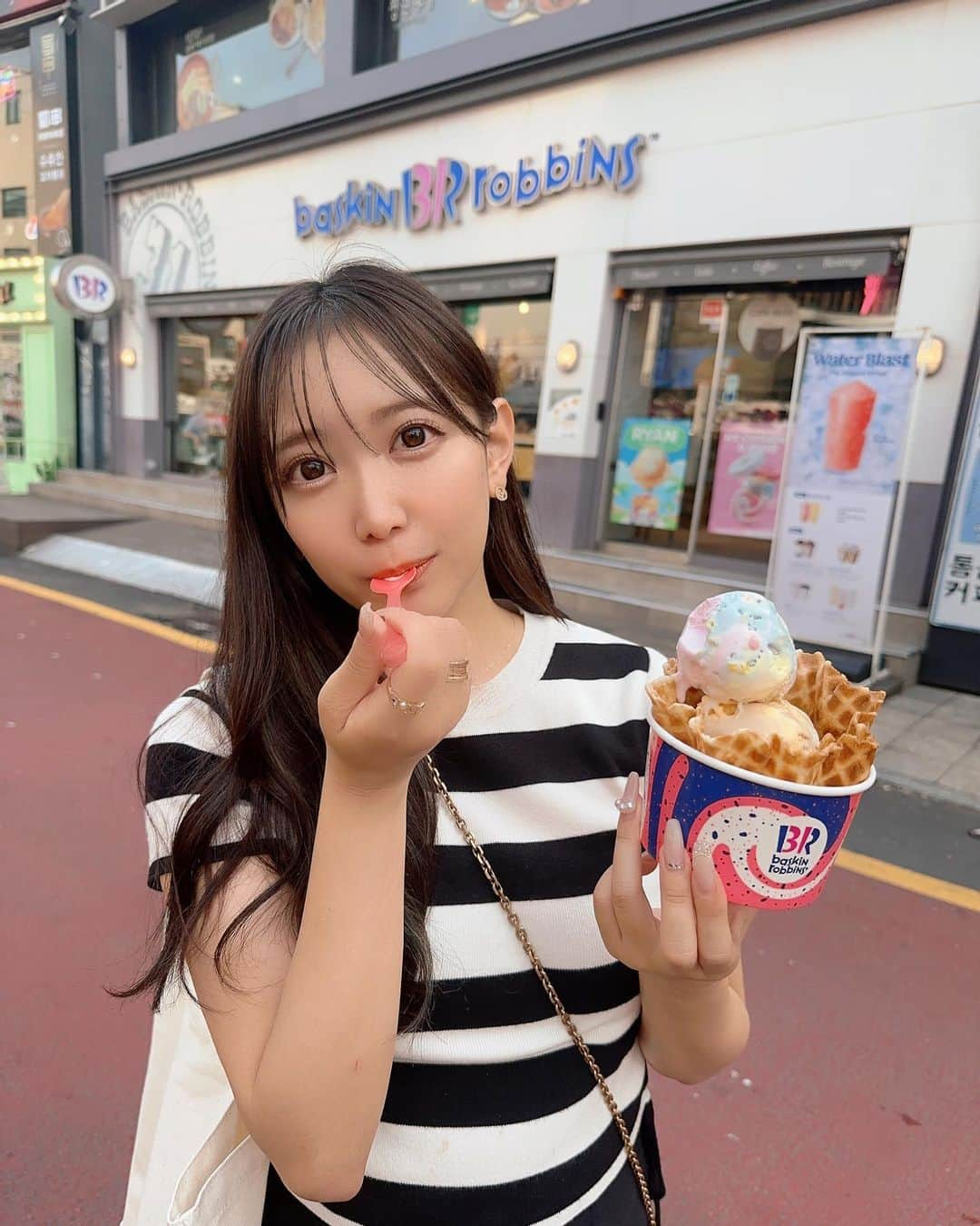 高木美穂のインスタグラム：「韓国で食べた31🍨♡ ° 暑い中で食べるアイスは本当に最高🤍 ° 日本にはない味食べたよ〜🤍 ° #サーティーワン #韓国旅行 #韓国スイーツ #アイス #ホンデ #弘大 #韓国グルメ #韓国コーデ #韓国食べ歩き」