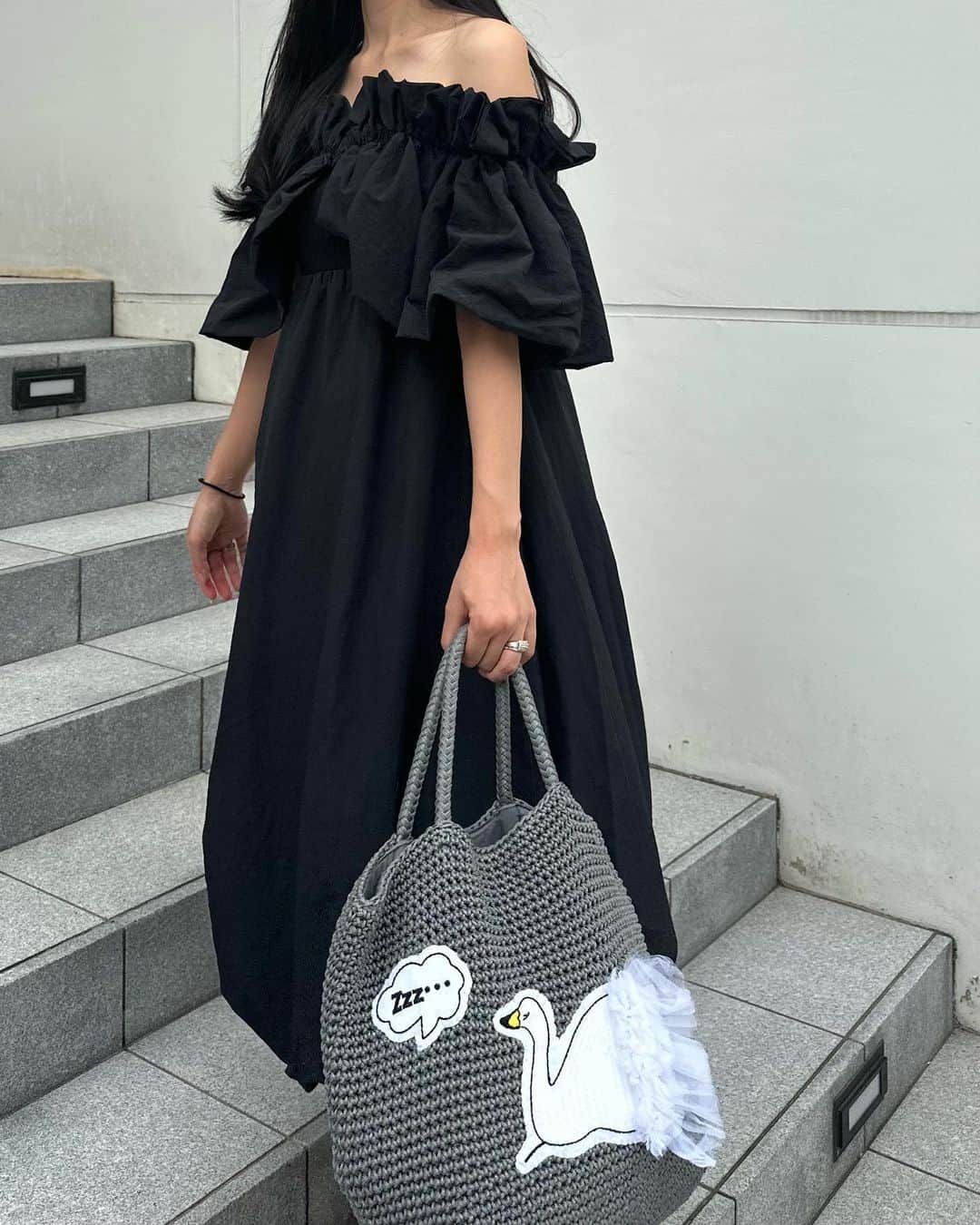鈴木詩織のインスタグラム：「オフショルな感じとくしゅくしゅデザインが好き〜🖤🖤🖤  @qumerry.official  ⁡  #shiorin_styling#qumerry#ludlow」