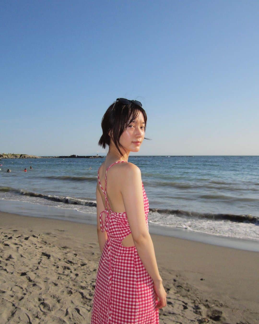 甲斐まりかのインスタグラム：「summertime happiness🌺!! 夏、最高。  #gannigirls  #葉山 #一色海岸」