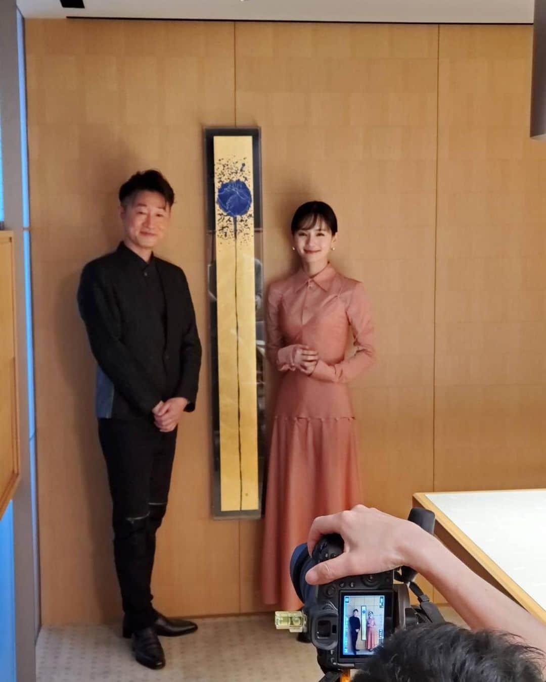 中村ゆりのインスタグラム：「昨日発売になりました、芸術新潮の８月号の、福井江太郎先生の連載にて対談させていただきました。 福井先生の作品を見させていただきながらのとても贅沢な対談になりました。  素晴らしい画家であるだけでなく、いつもお優しく穏やかで、人格者の福井先生のお話を聞かせていただき、とても貴重な時間でした。  オフショット満載です☺️  表紙もステキだわ〜♡  @fukui_kotaro  @geijutsushincho @yoshiedohken」
