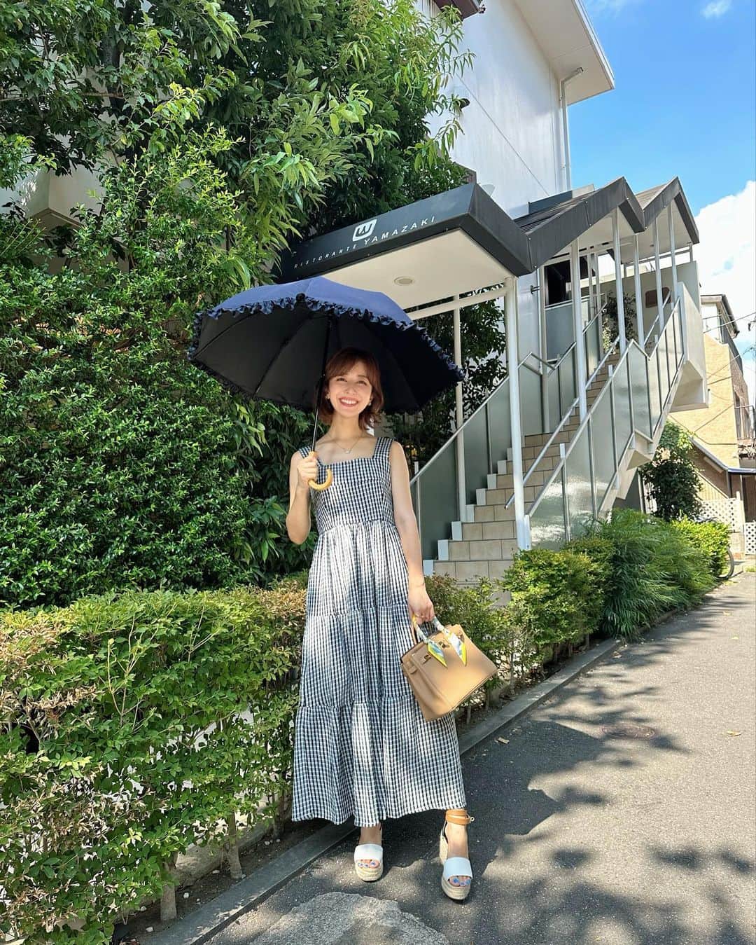 水野佐彩のインスタグラム：「・ 大好きな子のお誕生日デート🎂🥂  お気に入りすぎて２色getした @st.rooney のギンガムワンピを着て...🩵💙 水色最強って思ってたけど ネイビーもこの上ない可愛さと上品さ🥹✨ 子供っぽさがないギンガムチェックなので 30代半ばの私も着やすいです🩷 なにより脇周り、胸周りのサイズ感まで 完璧に計算されている〜✨✨  #おちびコーデ #おちびの輪 #低身長コーデ #Sサイズコーデ #ママコーデ #ママライフ #2020年ベビー #女の子ママ #女の子ベビー #ブルベ夏 #ブルベ #ブルベサマー #ブライトサマー #ブライトスプリング #ソフトクラシック #ウェーブ #骨格診断ウェーブ​」