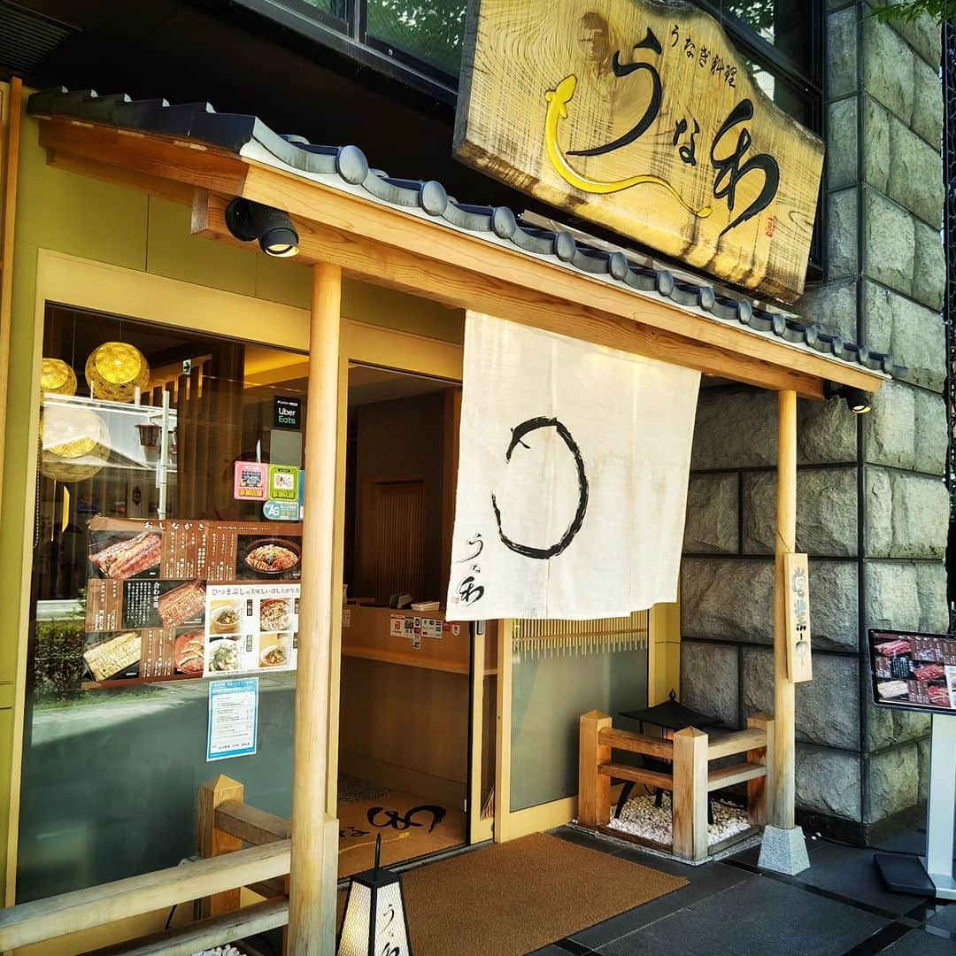 和田益典さんのインスタグラム写真 - (和田益典Instagram)「◆ナゴヤ記⑨  2023/7/17  はい、きましたコレ。  今回一番食べたかったやつ。  特に何処も予約してなかったので、待ち時間一時間以上の店が多くて結構難儀しました。  ここの店も電話して待ち時間少ないのを確認してから向かいましたよ。  ひつまぶしは基本的に高価な料理ですが、 旅先ではついつい財布の紐が緩みますね。  高いけど値打ちあるやつ。 . . 引き続き、スマホの画像フォルダ見ながらテキトーに区切って続けます。 . . . #名古屋 #ナゴヤ #nagoya #備忘録 #ひつまぶし #スマホ写真 #櫃まぶし #うなぎ #鰻 #うな和 #うなわ #ウナギ #名駅ランチ #うな和名駅 #うなぎ料理 #鰻料理 #和食ランチ #和食 #名古屋メシ #名古屋めし #ナゴヤメシ #昼ご飯 #昼飯 #昼食 #lunch #lunchstagram #foodstagram #food #japan  #わだます尾張ナゴヤ記2023 .」7月26日 20時13分 - masunori_wada