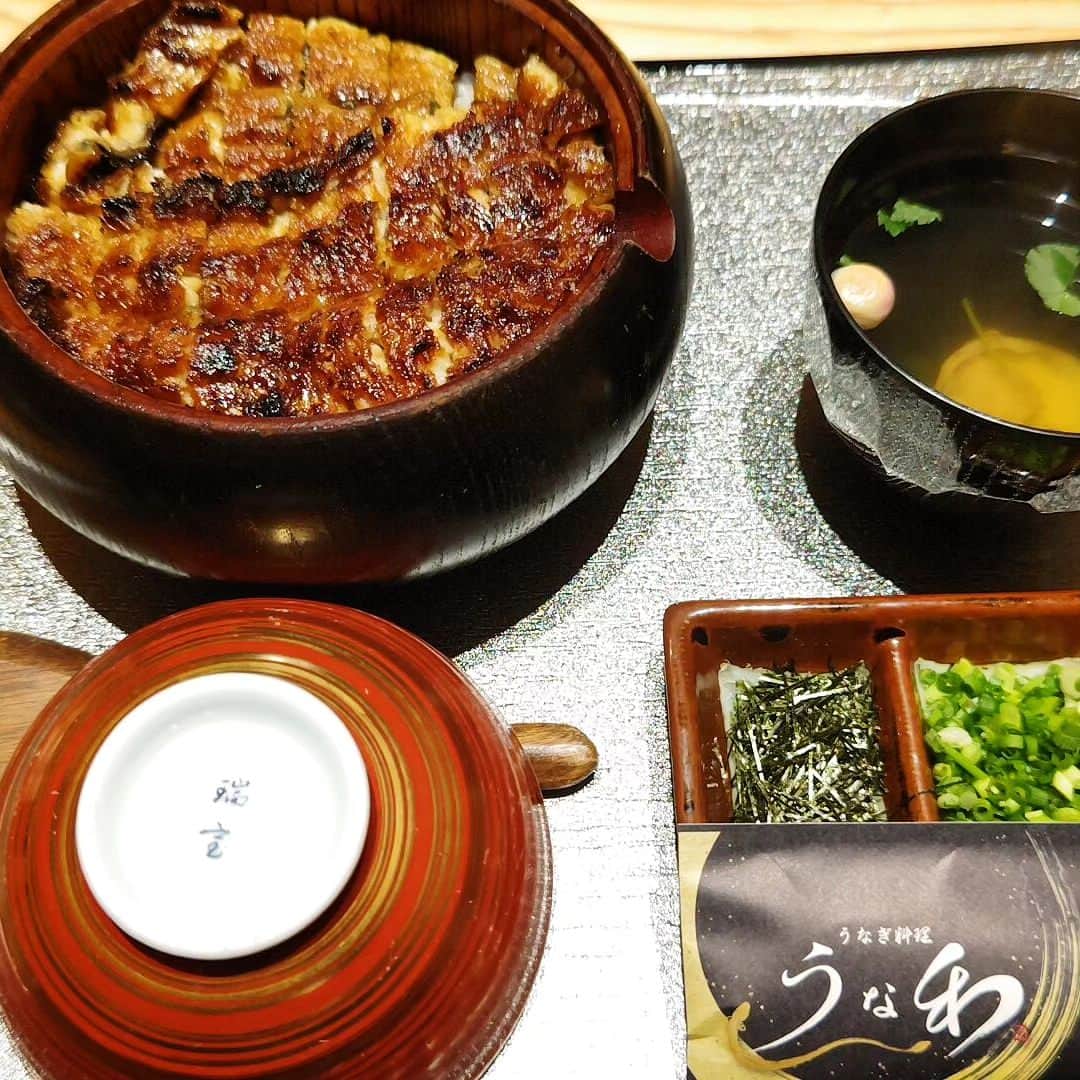 和田益典さんのインスタグラム写真 - (和田益典Instagram)「◆ナゴヤ記⑨  2023/7/17  はい、きましたコレ。  今回一番食べたかったやつ。  特に何処も予約してなかったので、待ち時間一時間以上の店が多くて結構難儀しました。  ここの店も電話して待ち時間少ないのを確認してから向かいましたよ。  ひつまぶしは基本的に高価な料理ですが、 旅先ではついつい財布の紐が緩みますね。  高いけど値打ちあるやつ。 . . 引き続き、スマホの画像フォルダ見ながらテキトーに区切って続けます。 . . . #名古屋 #ナゴヤ #nagoya #備忘録 #ひつまぶし #スマホ写真 #櫃まぶし #うなぎ #鰻 #うな和 #うなわ #ウナギ #名駅ランチ #うな和名駅 #うなぎ料理 #鰻料理 #和食ランチ #和食 #名古屋メシ #名古屋めし #ナゴヤメシ #昼ご飯 #昼飯 #昼食 #lunch #lunchstagram #foodstagram #food #japan  #わだます尾張ナゴヤ記2023 .」7月26日 20時13分 - masunori_wada
