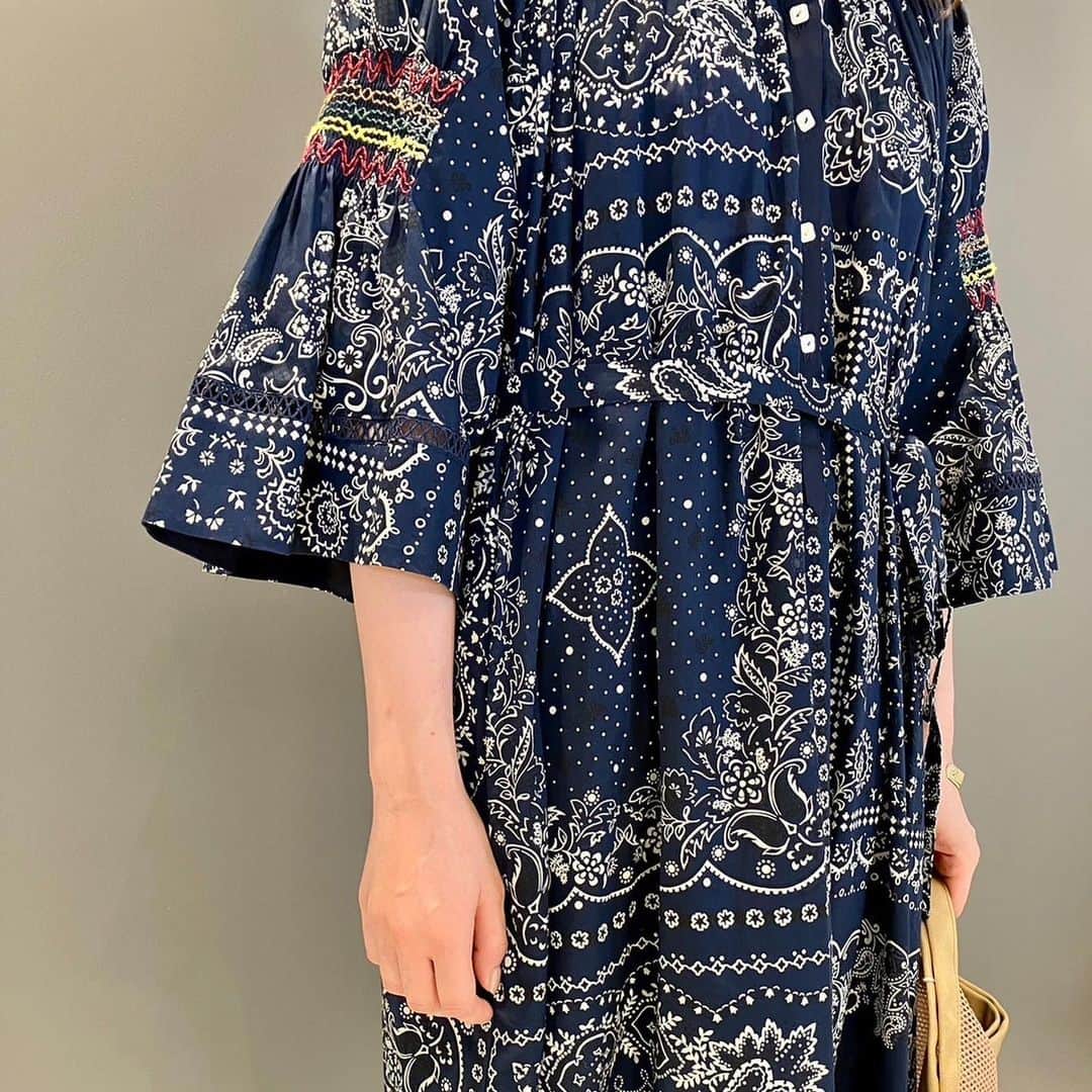 BEAMS JAPANさんのインスタグラム写真 - (BEAMS JAPANInstagram)「. 【WOMENS STAFF STYLING】  バンダナ柄のワンピースを主役に、アースカラーのアイテムを合わせました。＜MUVEIL＞のワンピースはオリジナルテキスタイルで、襟口と袖のカラフルな刺繍がポイントです。付属のウエストベルトでシルエットにアクセントをつけました。 Staff 164cm  ＜MUVEIL＞ Bandana Print One-Piece ¥49,500-(inc.tax) Item No.61-26-0445  ＜orSlow＞×＜BEAMS BOY＞ No.8 DENIM Special ¥23,980-(inc.tax) Item No.13-21-0121  ＜Hender Scheme＞ origami mesh bag small ¥16,500-(inc.tax) Item No.61-61-0331  ＜BIRKENSTOCK＞×＜BEAMS＞ Zurich Special ¥23,100-(inc.tax) Item No.11-33-0083  BEAMS JAPAN 3F ☎︎03-5368-7317 @beams_japan #muveil #orslow #henderscheme #birkenstock #beams #beamsboy #raybeams #beamsjapan #beamsjapan3rd #beamsjapanwomens #beamsstaffstyling Instagram for Womens staff stylings Blog for Recommended」7月26日 20時18分 - beams_japan