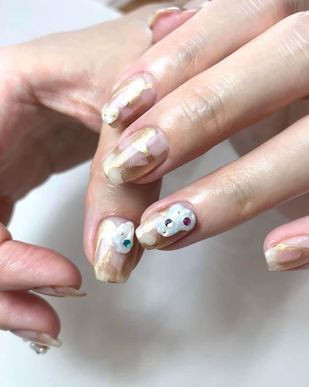 ryo kitamuraのインスタグラム：「" baroque pearls “  ジェルで作るバロックパール🦪 作ってる最中はお客様も夢中になって、一緒に作ってる感覚で楽しんでくれます🤍  使用商材 / @md_gel  ベースアート gelink rich gold バロックパール play gel clear  #クリアネイル#インクアート」